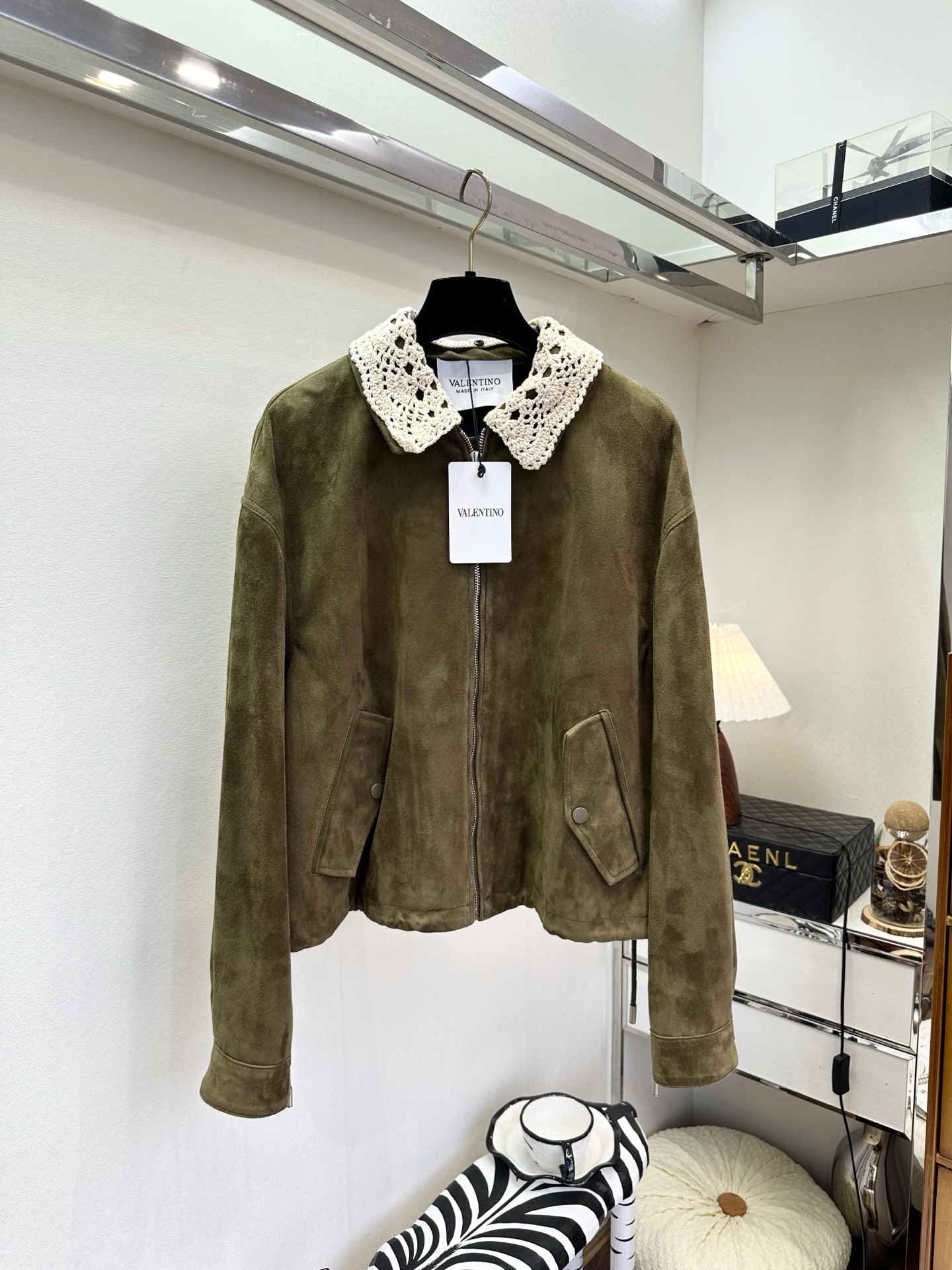 NO:755307,26S  The ritual feeling of early spring needs an exquisite jacket to kick off. This imported sheepskin jacket is a romantic love letter to life in early spring. The delicate suede texture is soft and delicate to the touch. The hand-crocheted lace collar is the exquisite ingenuity hidden in the details. It neutralizes the casualness of sheepskin and adds a bit of French elegance and retro charm. Simplicity  The zipper version is not deliberately unobtrusive, but has a high-end texture. Whether it is paired with denim to create a casual street style, or paired with a knitted skirt for a gentle and intellectual style, it can be easily controlled. The matte texture gives off a unique luster under the light and shadow. It is not exaggerated or dazzling, but has a style that can withstand closer inspection. Wear it for an early spring date.  ●SIZE s m l●,Valentino-clothing,valentino,skirts,jackets & coats,sheepskin,1986090926S 早春仪式感需要一件精美的外套拉开帷幕,这件进口羊皮绒外套,是早春写给生活的浪漫情书.细腻的绒面肌理,触得到的柔软与细腻,手工钩织的蕾丝领,是藏在细节里的精致巧思,中和了羊皮绒的随性,多了几分法式优雅与复古韵味.简约的拉链版型,不刻意不张扬,却自带高级质感,无论是搭配牛仔打造街头随性风,还是配针织裙演绎温柔知性风,都能轻松驾驭.哑光的质感在光影下流转出独特的光泽,不浮夸不耀眼,却有着经得起细看的格调.穿上它,赴一场早春之约吧. ●SIZE s m l●,华伦天奴-服装,valentino,skirts,jackets & coats,sheepskin,,Women's clothing