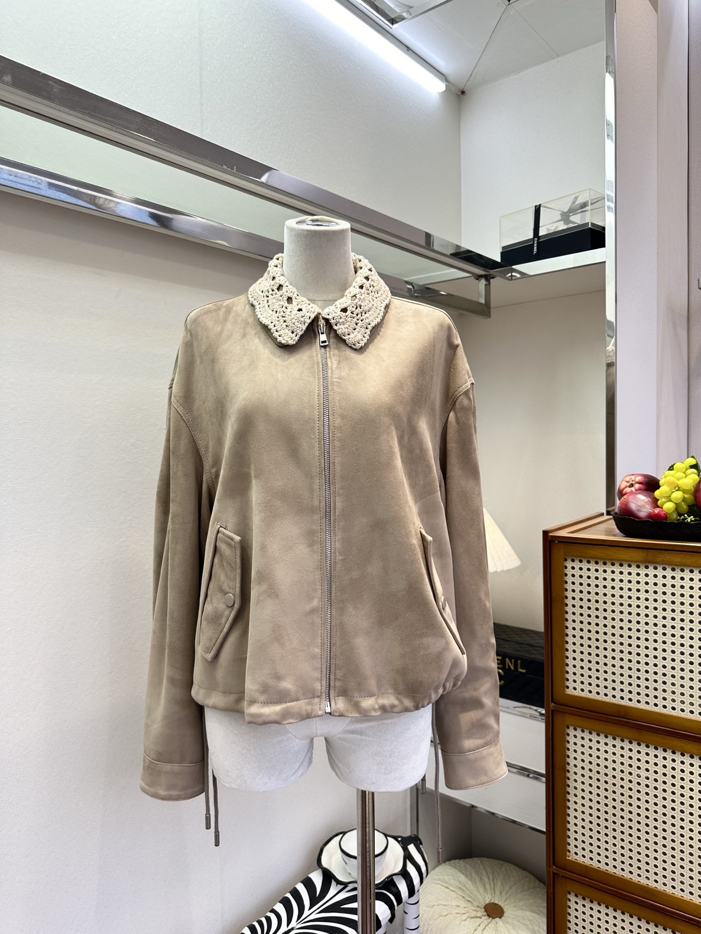 NO:755310,26S  The ritual feeling of early spring needs an exquisite jacket to kick off. This imported sheepskin jacket is a romantic love letter to life in early spring. The delicate suede texture is soft and delicate to the touch. The hand-crocheted lace collar is the exquisite ingenuity hidden in the details. It neutralizes the casualness of sheepskin and adds a bit of French elegance and retro charm. Simplicity  The zipper version is not deliberately unobtrusive, but has a high-end texture. Whether it is paired with denim to create a casual street style, or paired with a knitted skirt for a gentle and intellectual style, it can be easily controlled. The matte texture gives off a unique luster under the light and shadow. It is not exaggerated or dazzling, but has a style that can withstand closer inspection. Wear it for an early spring date.  ●SIZE s m l●,Valentino-clothing,valentino,skirts,jackets & coats,sheepskin,1986090926S 早春仪式感需要一件精美的外套拉开帷幕,这件进口羊皮绒外套,是早春写给生活的浪漫情书.细腻的绒面肌理,触得到的柔软与细腻,手工钩织的蕾丝领,是藏在细节里的精致巧思,中和了羊皮绒的随性,多了几分法式优雅与复古韵味.简约的拉链版型,不刻意不张扬,却自带高级质感,无论是搭配牛仔打造街头随性风,还是配针织裙演绎温柔知性风,都能轻松驾驭.哑光的质感在光影下流转出独特的光泽,不浮夸不耀眼,却有着经得起细看的格调.穿上它,赴一场早春之约吧. ●SIZE s m l●,华伦天奴-服装,valentino,skirts,jackets & coats,sheepskin,,Women's clothing