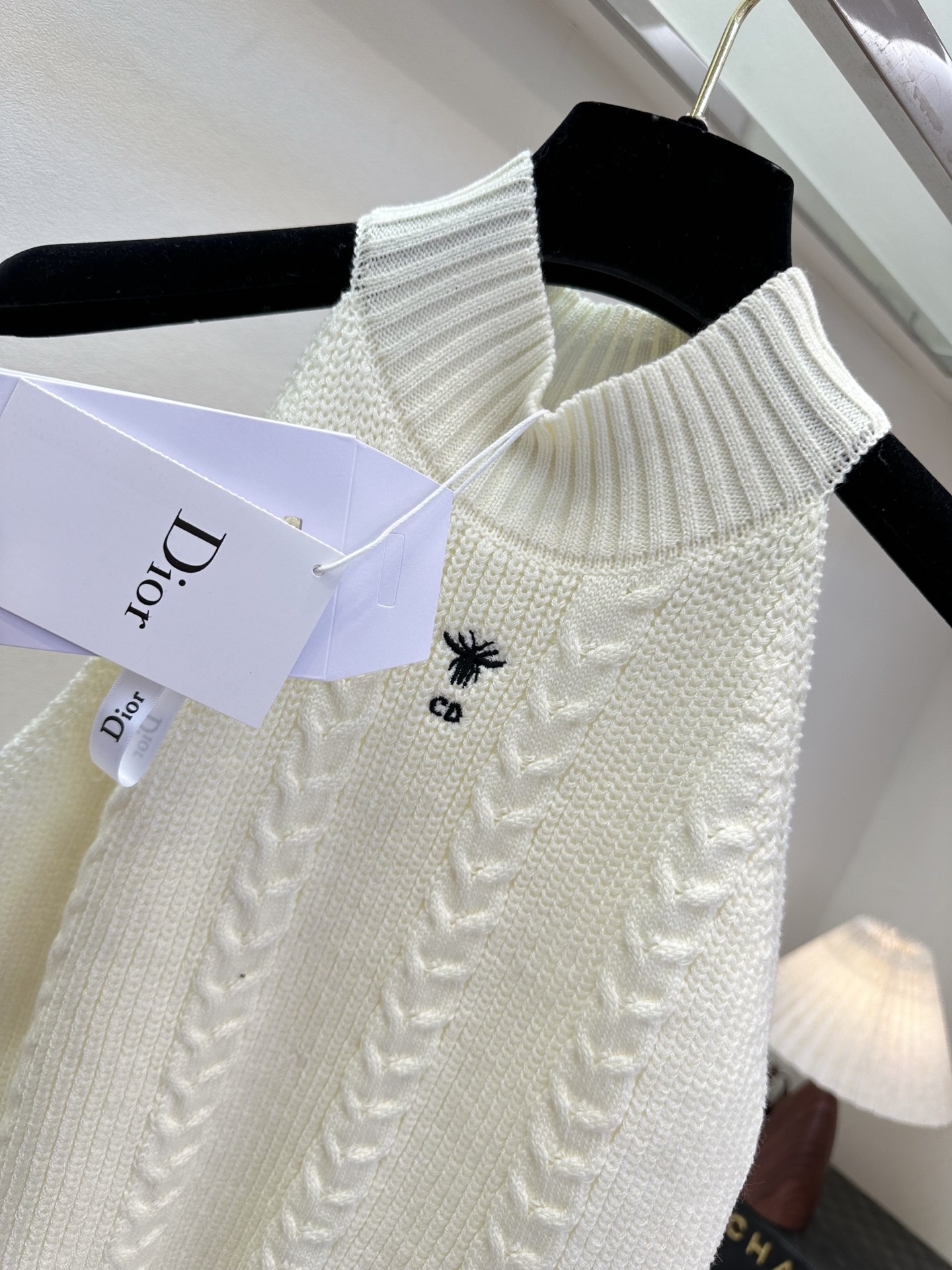 26S 谁懂啊！这件挂脖针织上衣真的长在我的心巴上软糯亲肤的针织材质，自带高级肌理感，贴身穿也完全不扎。