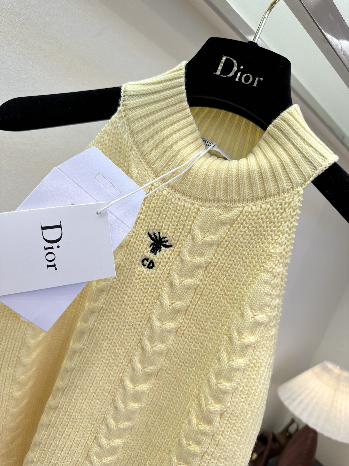 26S 谁懂啊！这件挂脖针织上衣真的长在我的心巴上软糯亲肤的针织材质，自带高级肌理感，贴身穿也完全不扎。