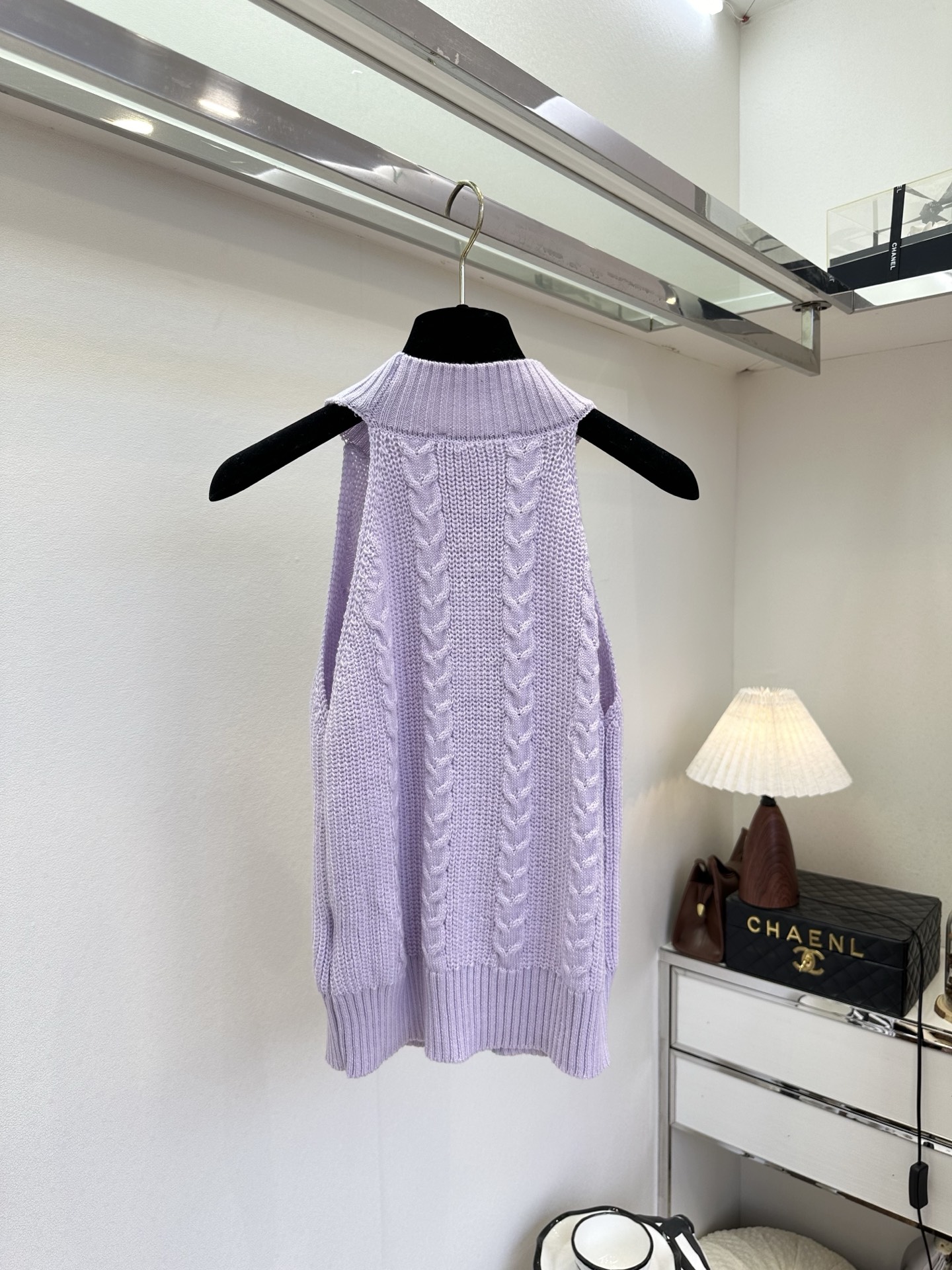 26S 谁懂啊！这件挂脖针织上衣真的长在我的心巴上软糯亲肤的针织材质，自带高级肌理感，贴身穿也完全不扎。