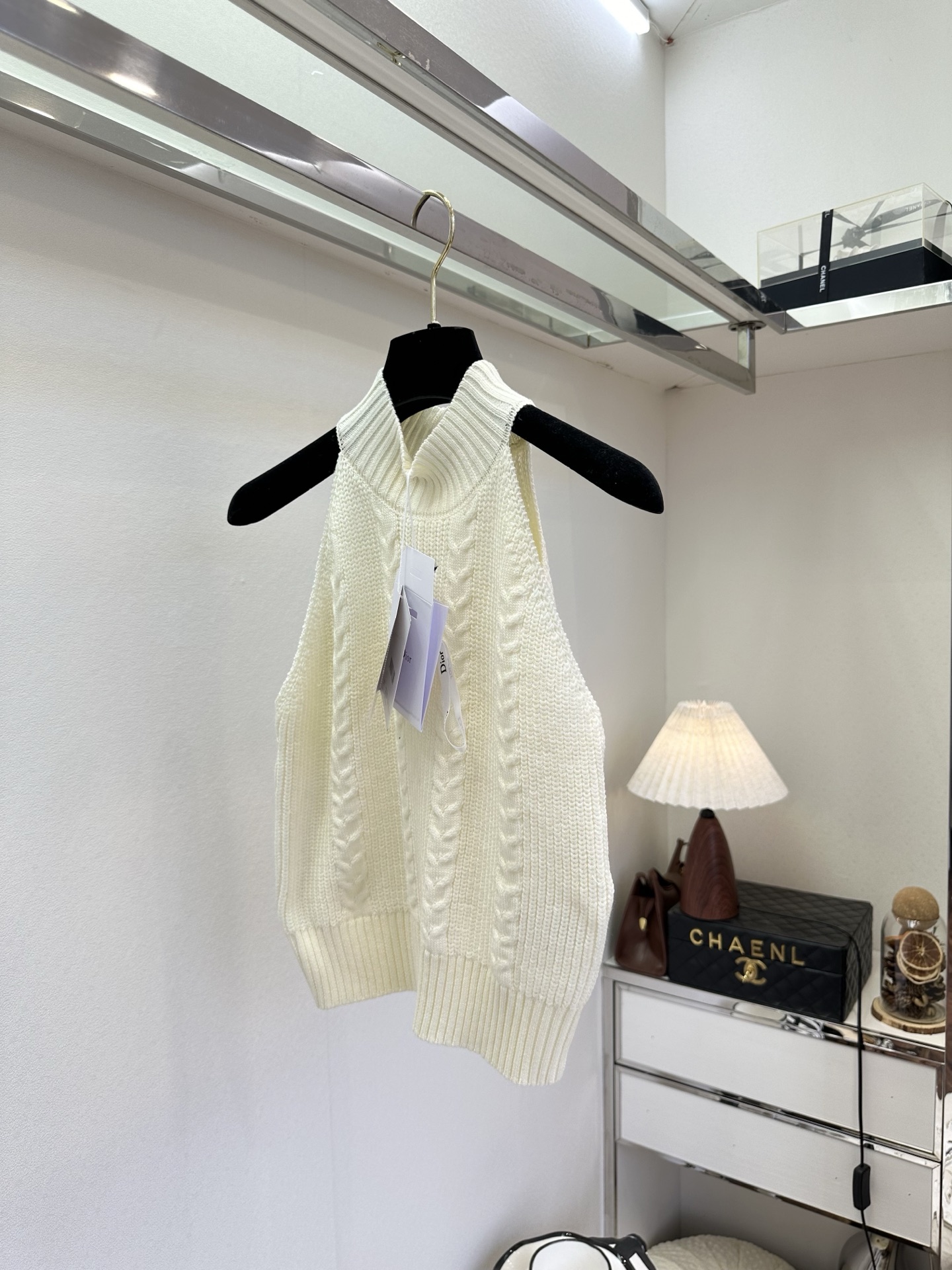 26S 谁懂啊！这件挂脖针织上衣真的长在我的心巴上软糯亲肤的针织材质，自带高级肌理感，贴身穿也完全不扎。