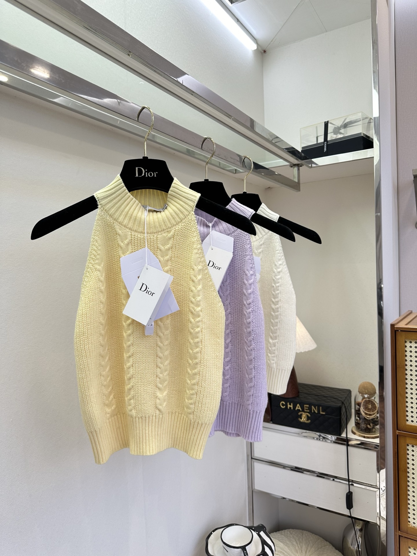 26S 谁懂啊！这件挂脖针织上衣真的长在我的心巴上软糯亲肤的针织材质，自带高级肌理感，贴身穿也完全不扎。