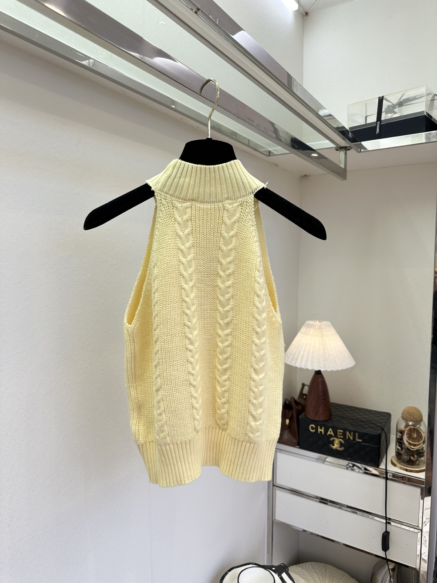 26S 谁懂啊！这件挂脖针织上衣真的长在我的心巴上软糯亲肤的针织材质，自带高级肌理感，贴身穿也完全不扎。