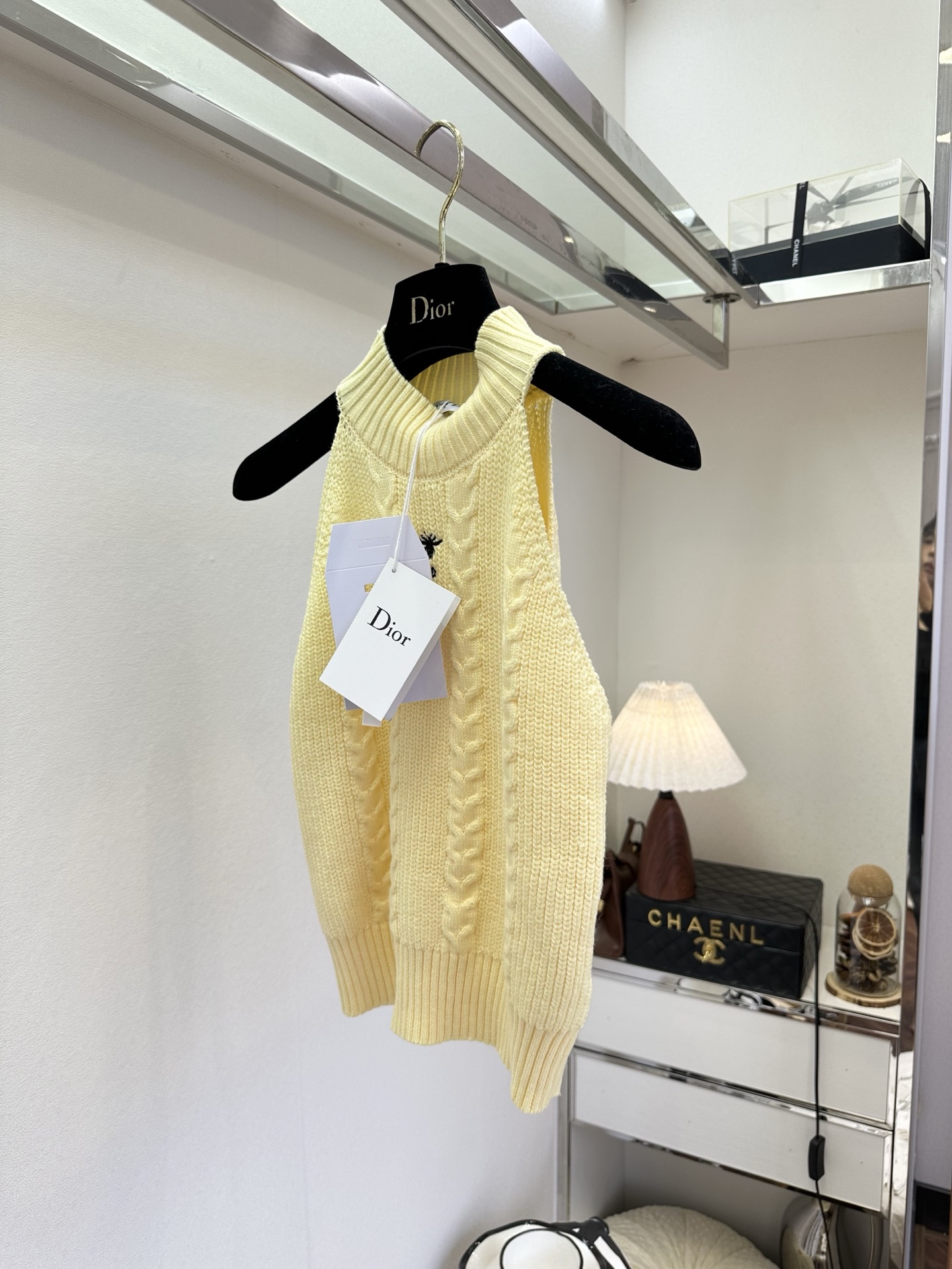 26S 谁懂啊！这件挂脖针织上衣真的长在我的心巴上软糯亲肤的针织材质，自带高级肌理感，贴身穿也完全不扎。