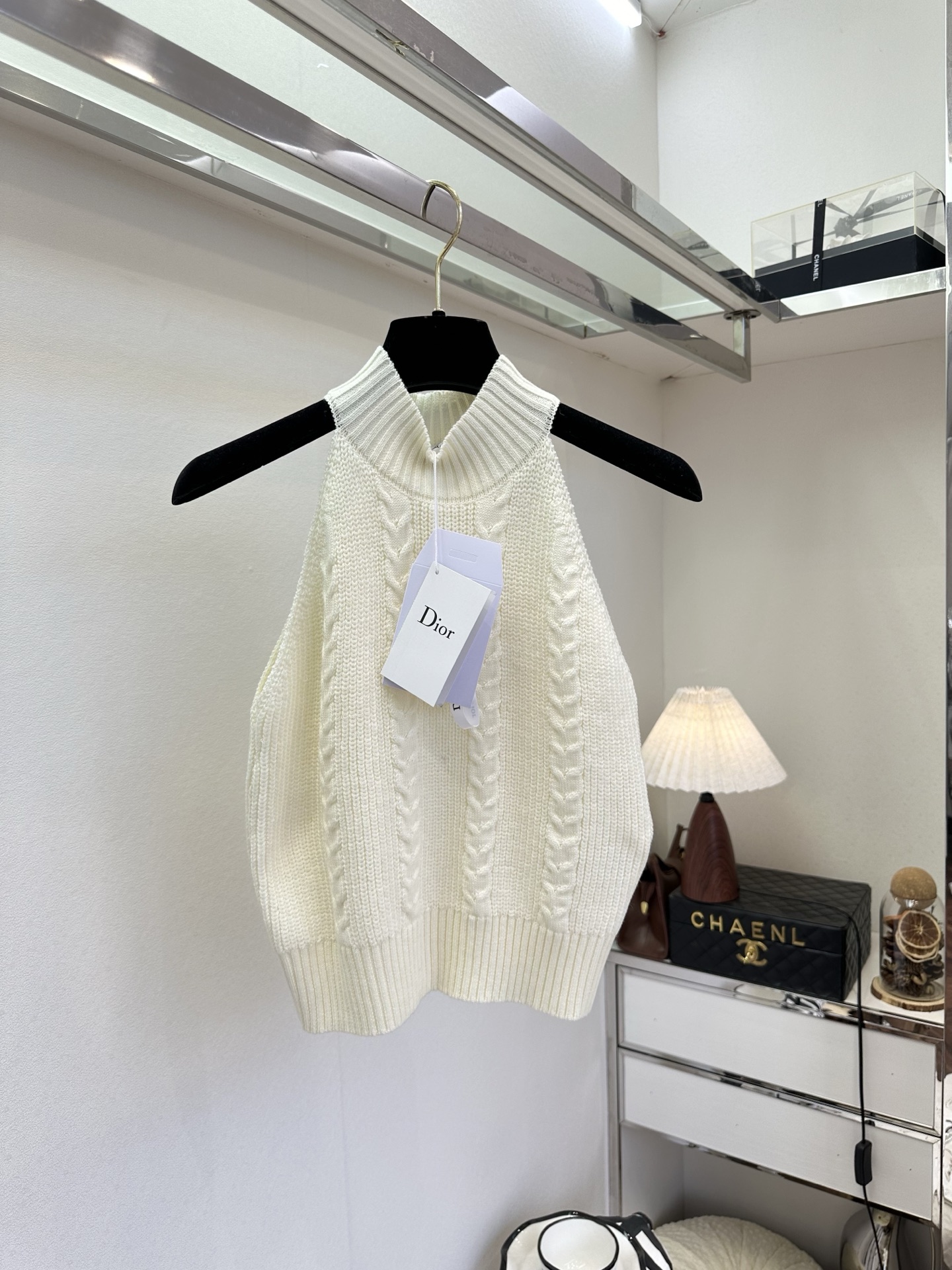 26S 谁懂啊！这件挂脖针织上衣真的长在我的心巴上软糯亲肤的针织材质，自带高级肌理感，贴身穿也完全不扎。