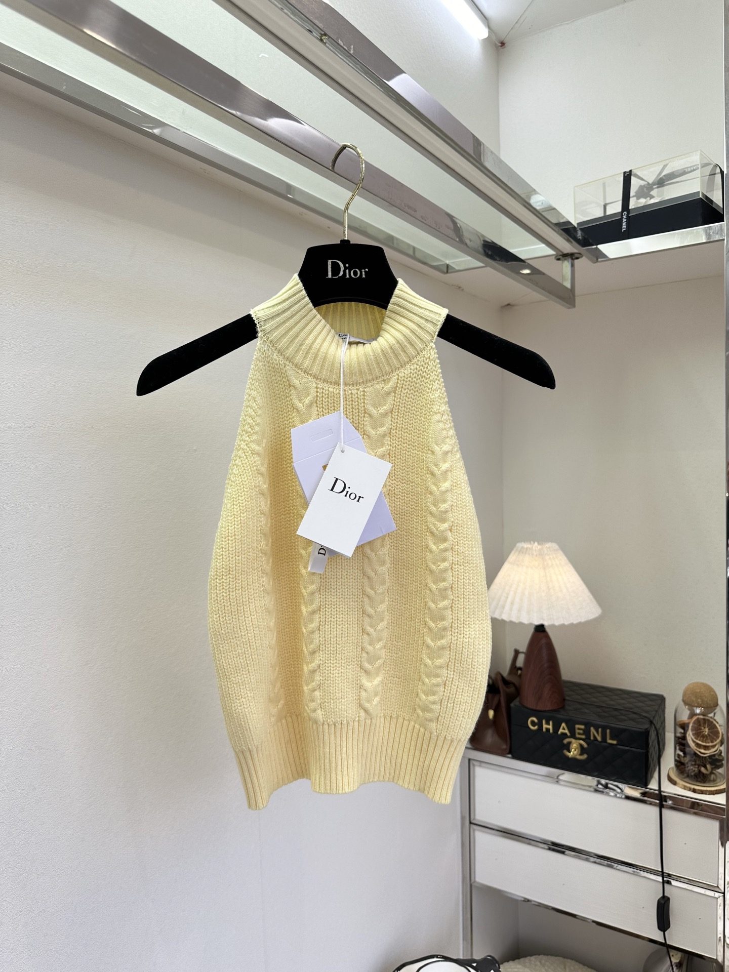 26S 谁懂啊！这件挂脖针织上衣真的长在我的心巴上软糯亲肤的针织材质，自带高级肌理感，贴身穿也完全不扎。