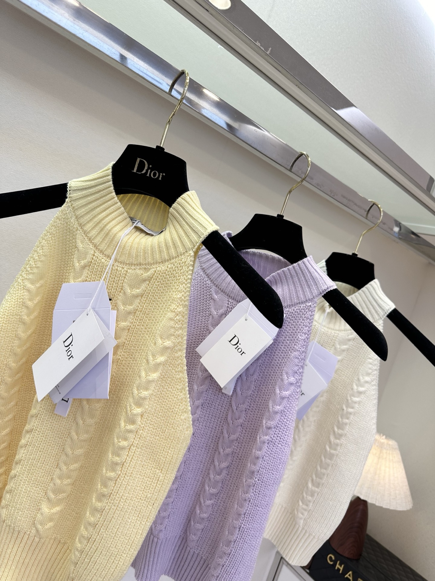 26S 谁懂啊！这件挂脖针织上衣真的长在我的心巴上软糯亲肤的针织材质，自带高级肌理感，贴身穿也完全不扎。