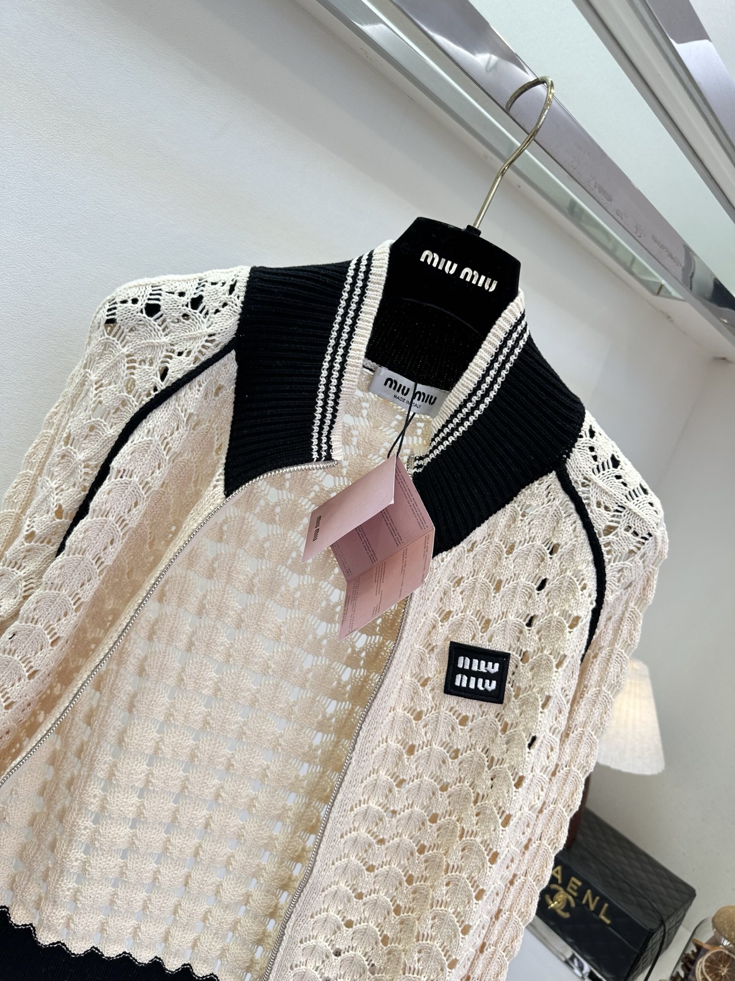 26S 早春新品谁能拒绝Miu家的富家千金感呀！经典的奶白拼黑配色，自带复古滤镜，棒球领的设计中和了针织