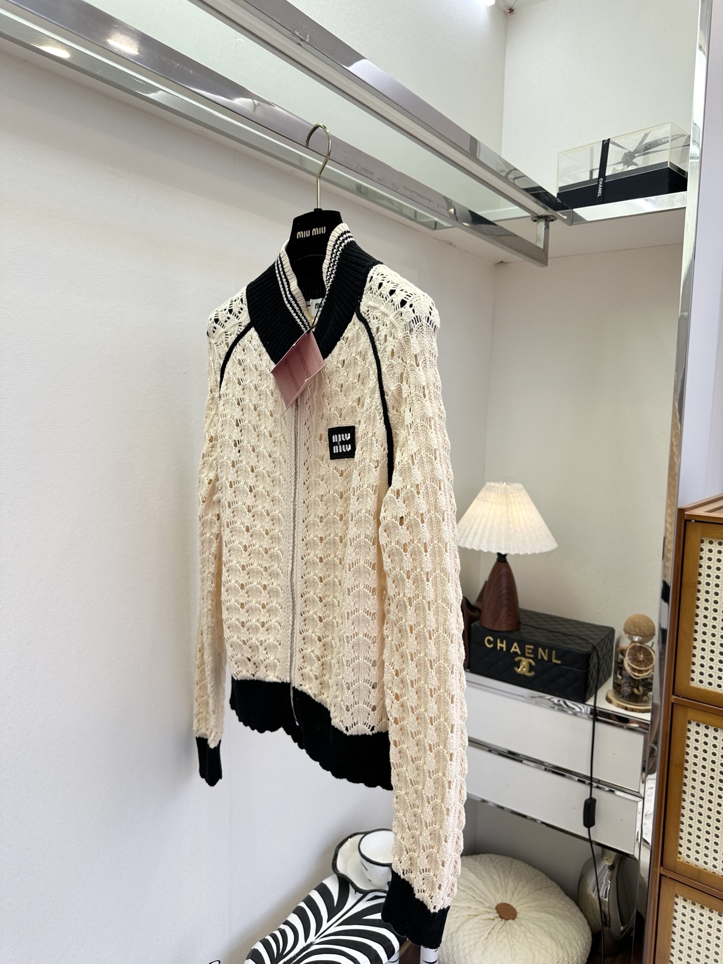 26S 早春新品谁能拒绝Miu家的富家千金感呀！经典的奶白拼黑配色，自带复古滤镜，棒球领的设计中和了针织