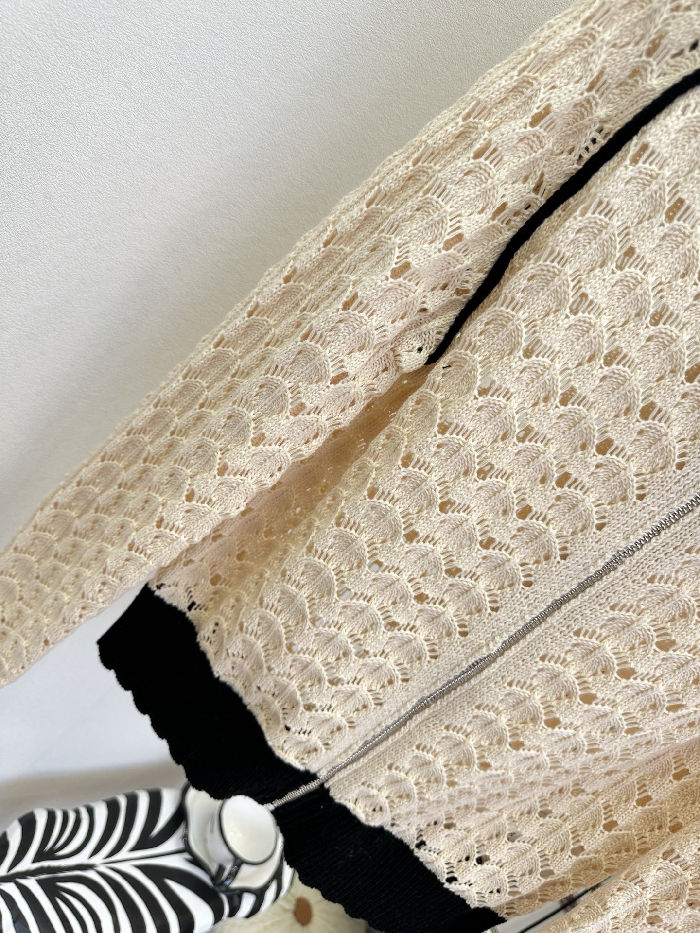 26S 早春新品谁能拒绝Miu家的富家千金感呀！经典的奶白拼黑配色，自带复古滤镜，棒球领的设计中和了针织