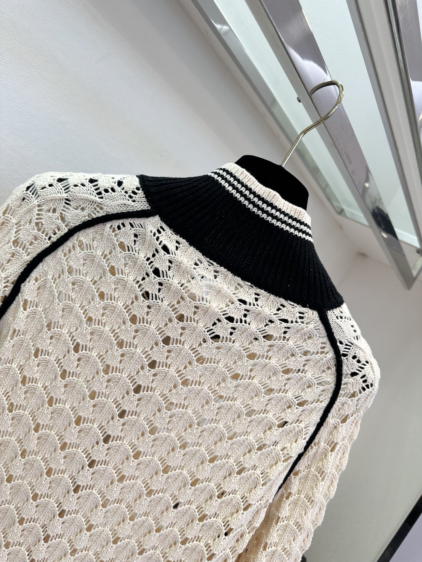 26S 早春新品谁能拒绝Miu家的富家千金感呀！经典的奶白拼黑配色，自带复古滤镜，棒球领的设计中和了针织