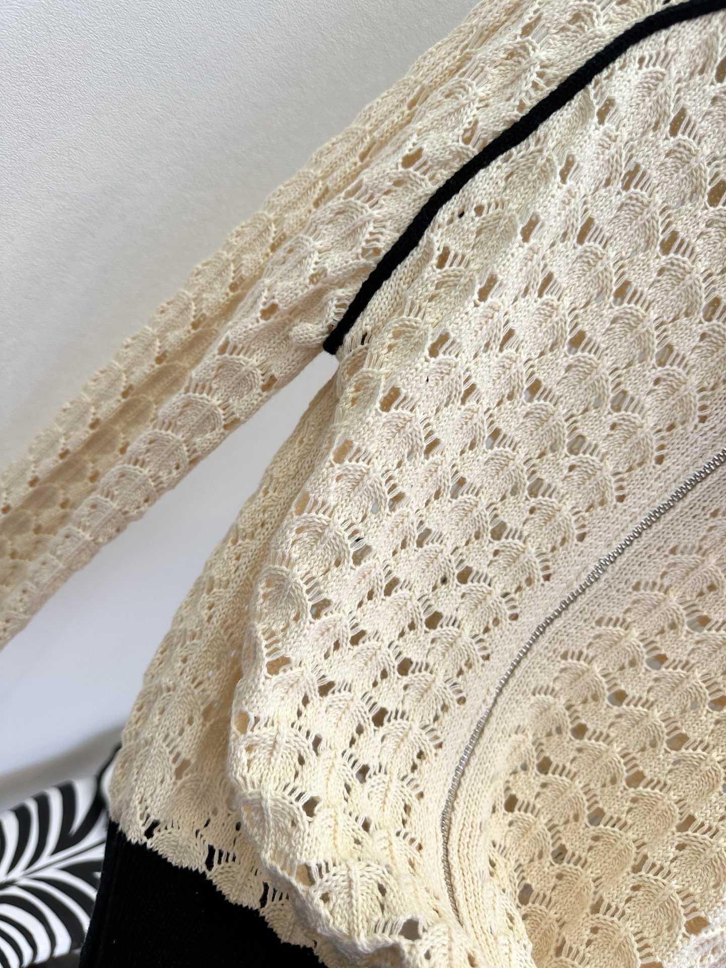 26S 早春新品谁能拒绝Miu家的富家千金感呀！经典的奶白拼黑配色，自带复古滤镜，棒球领的设计中和了针织