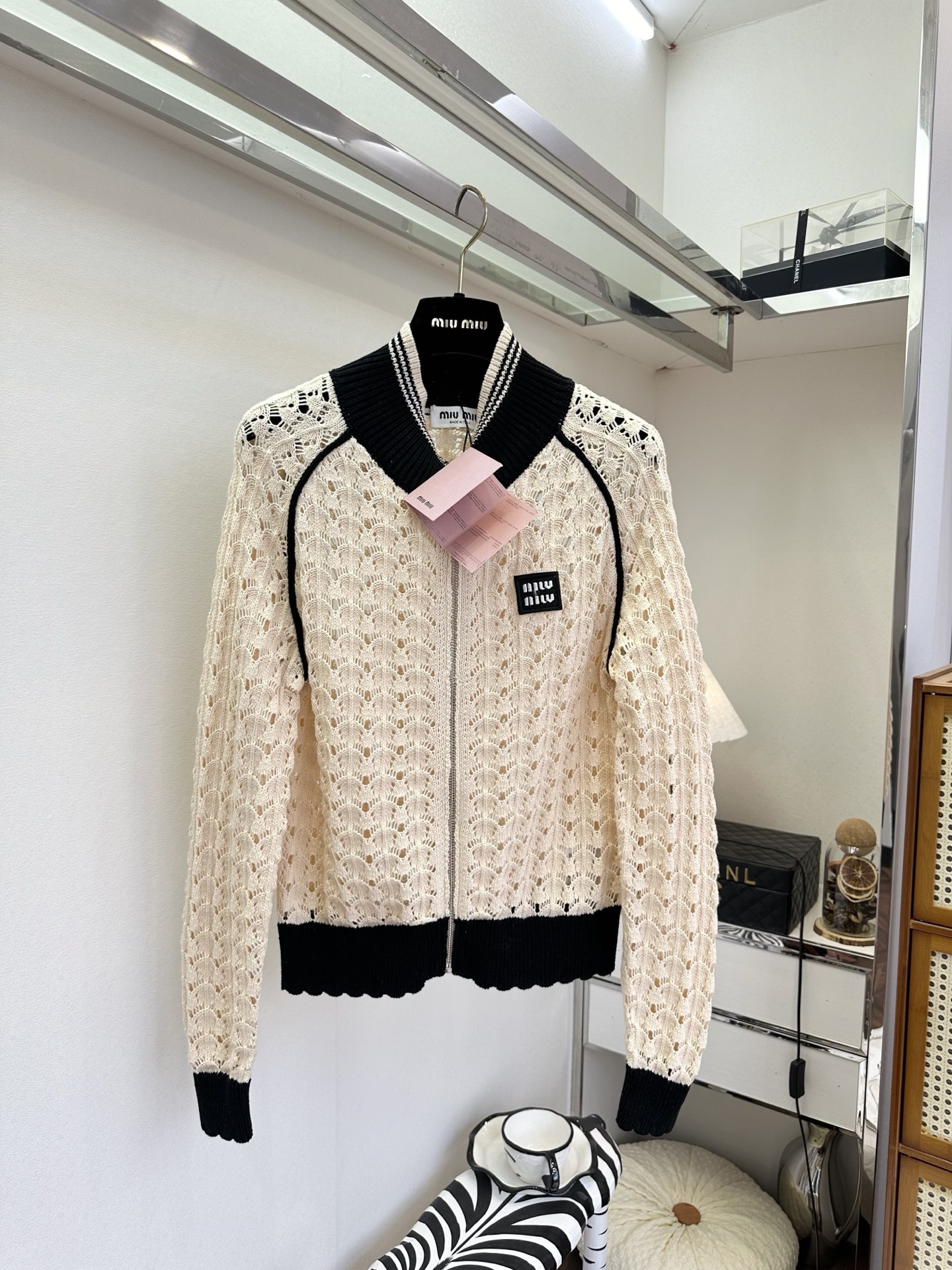 26S 早春新品谁能拒绝Miu家的富家千金感呀！经典的奶白拼黑配色，自带复古滤镜，棒球领的设计中和了针织