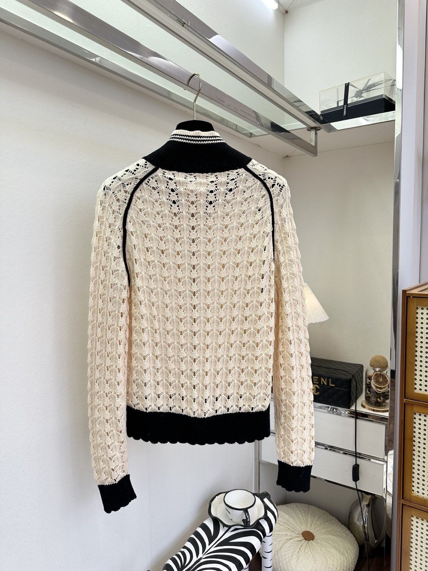 26S 早春新品谁能拒绝Miu家的富家千金感呀！经典的奶白拼黑配色，自带复古滤镜，棒球领的设计中和了针织