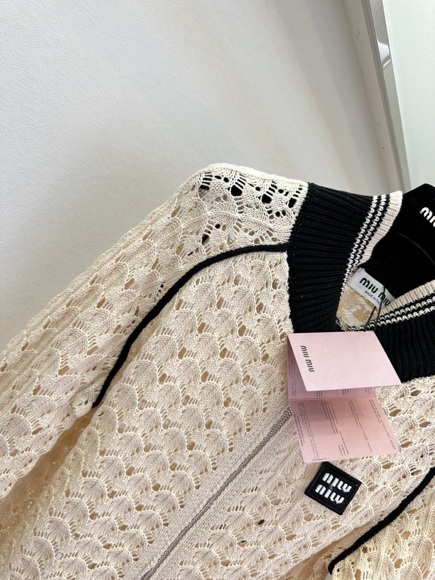 26S 早春新品谁能拒绝Miu家的富家千金感呀！经典的奶白拼黑配色，自带复古滤镜，棒球领的设计中和了针织