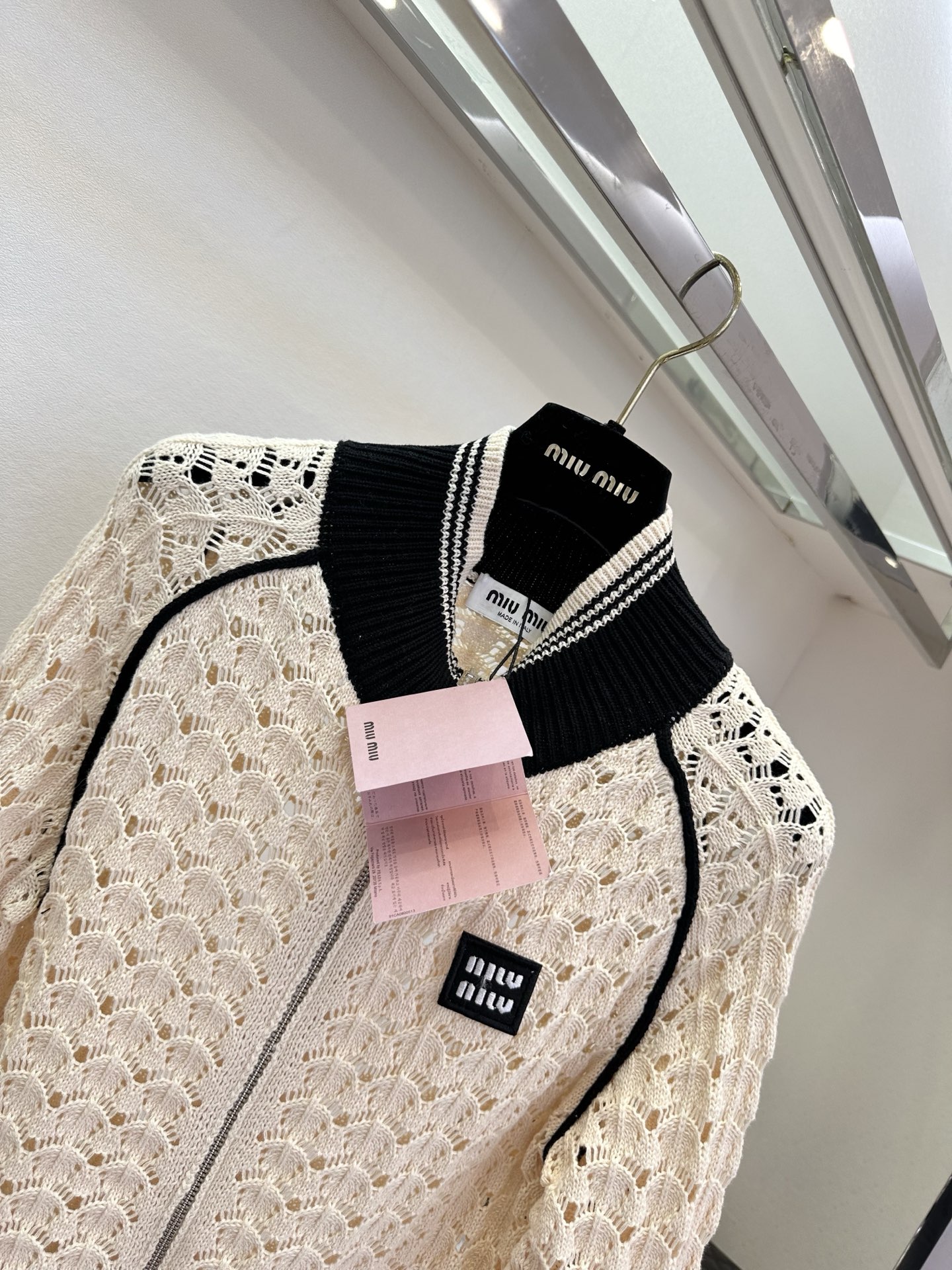 26S 早春新品谁能拒绝Miu家的富家千金感呀！经典的奶白拼黑配色，自带复古滤镜，棒球领的设计中和了针织