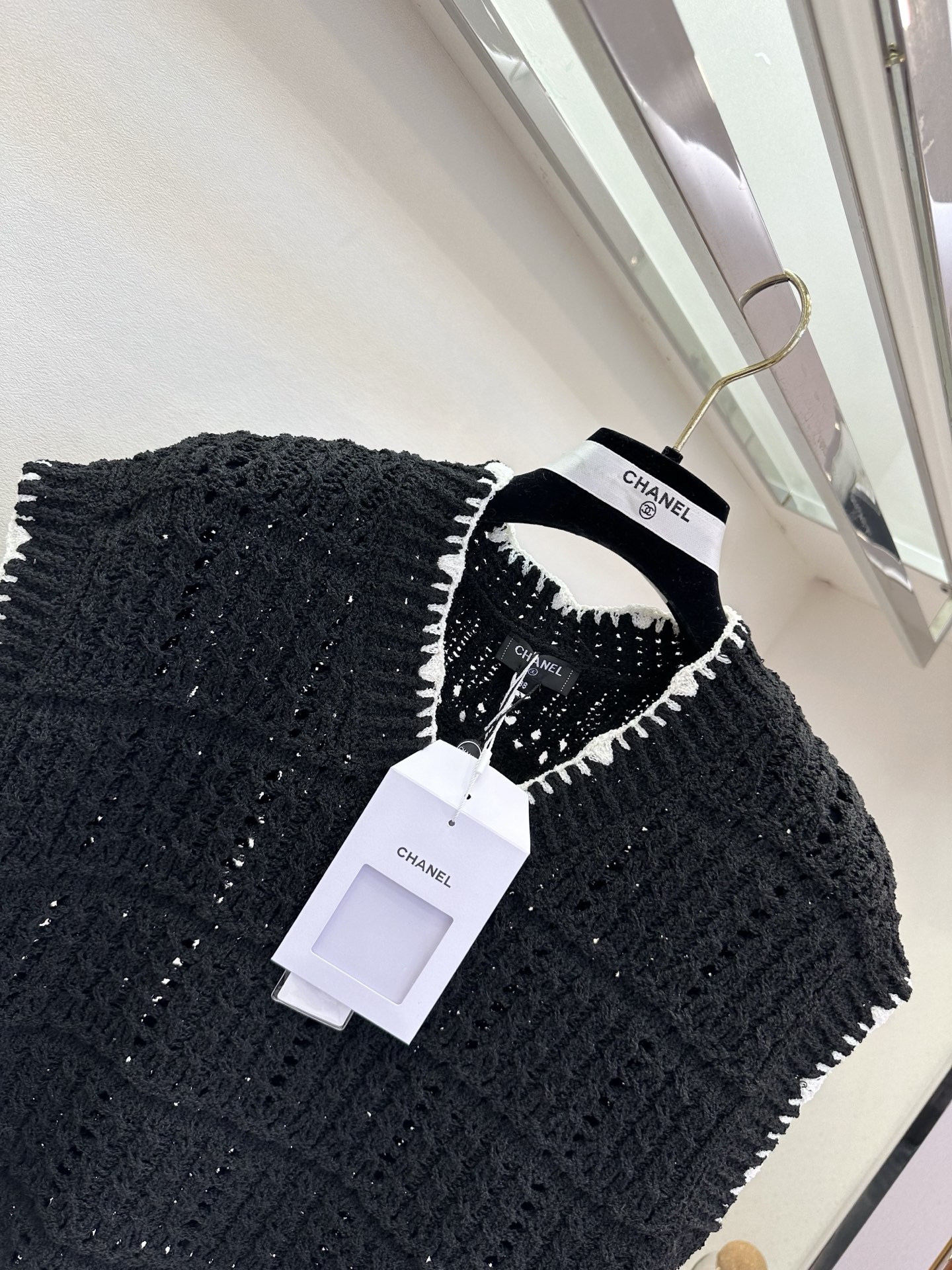 26S 小香早春最新品 松弛感拉满的针织马甲，镂空肌理自带呼吸感，黑白撞色边勾勒利落线条，是衣橱里永不过