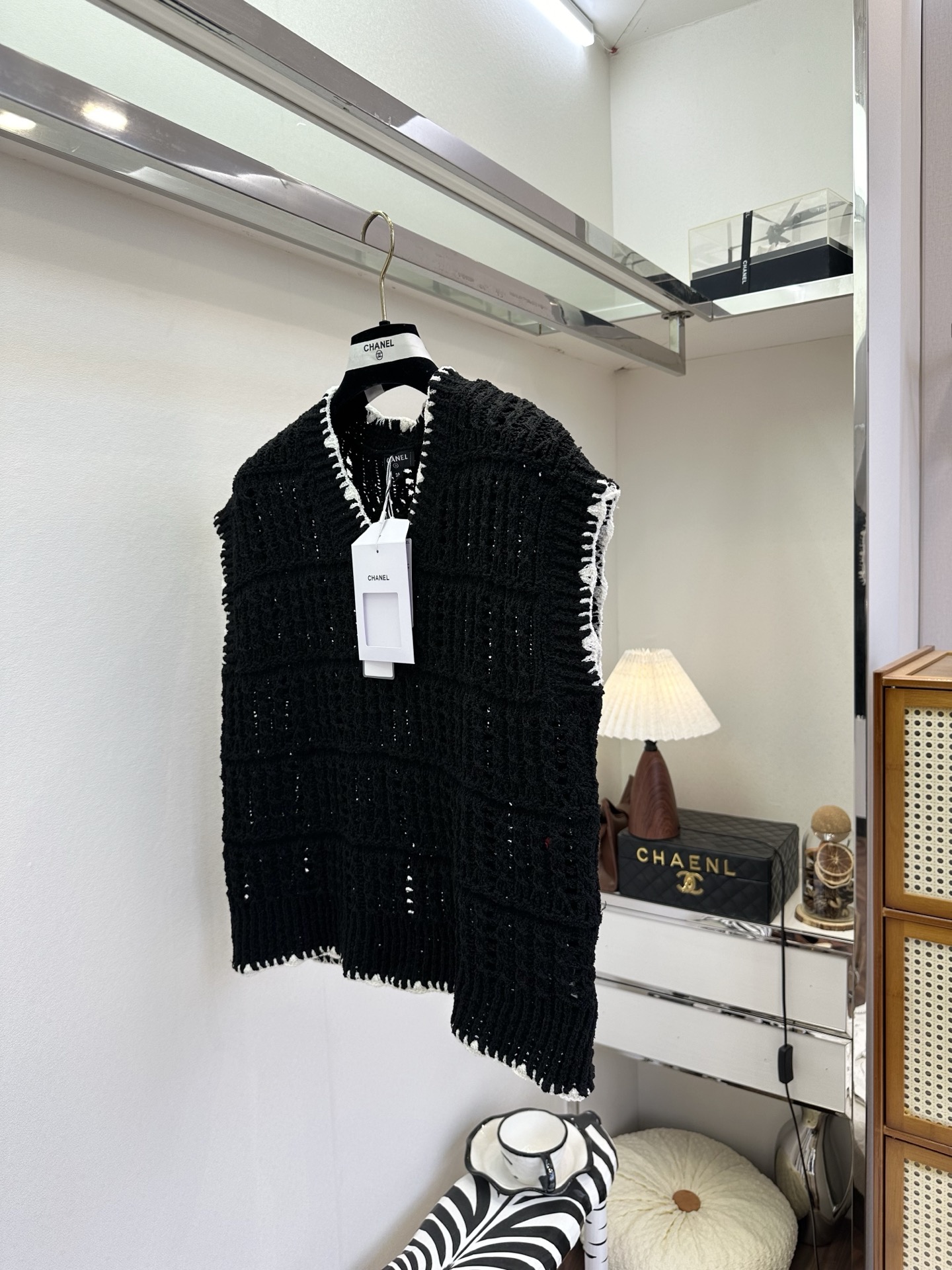 26S 小香早春最新品 松弛感拉满的针织马甲，镂空肌理自带呼吸感，黑白撞色边勾勒利落线条，是衣橱里永不过