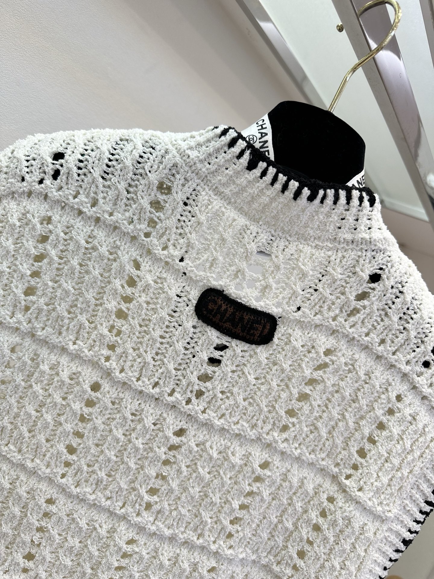 26S 小香早春最新品 松弛感拉满的针织马甲，镂空肌理自带呼吸感，黑白撞色边勾勒利落线条，是衣橱里永不过