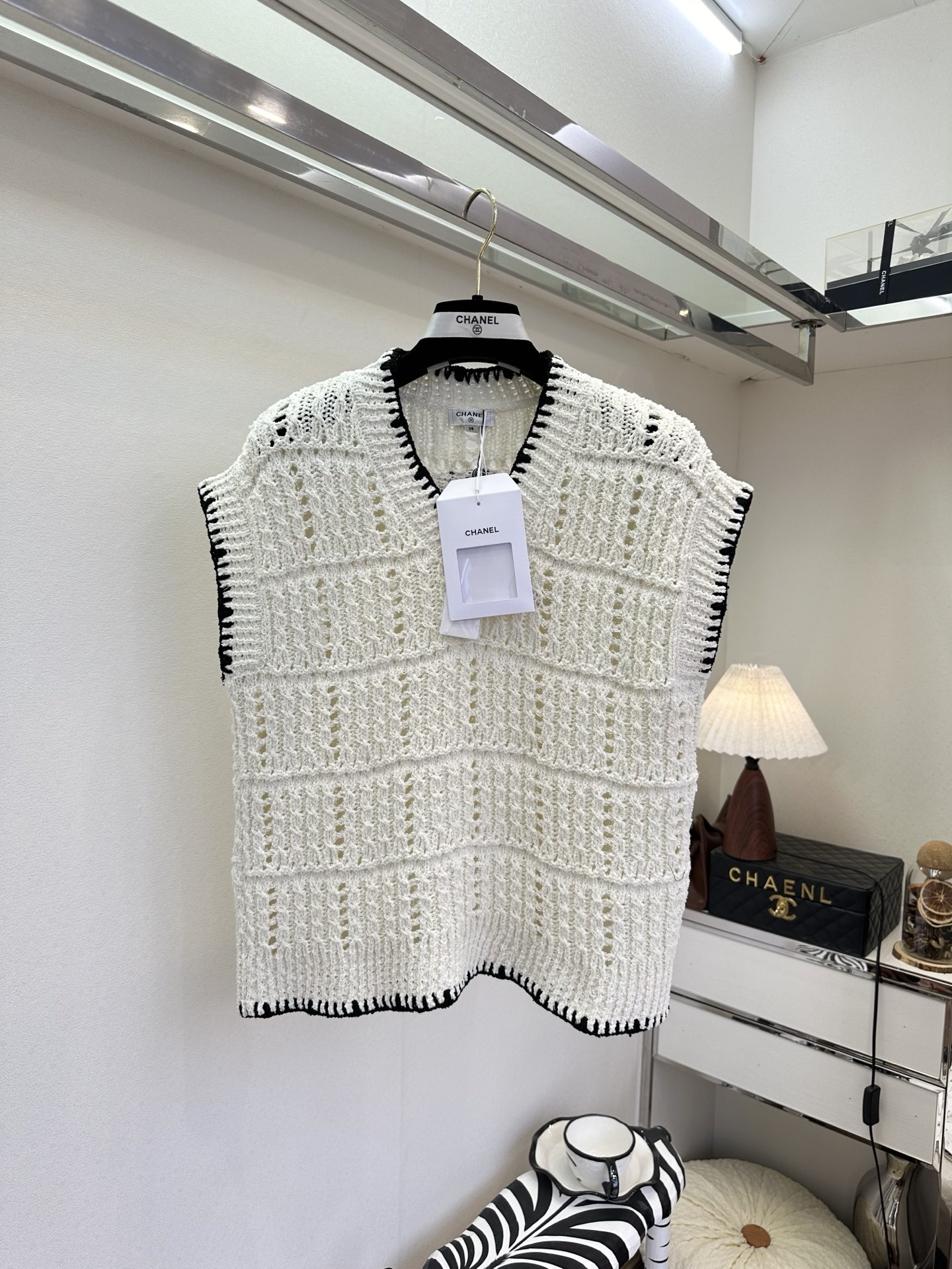 26S 小香早春最新品 松弛感拉满的针织马甲，镂空肌理自带呼吸感，黑白撞色边勾勒利落线条，是衣橱里永不过