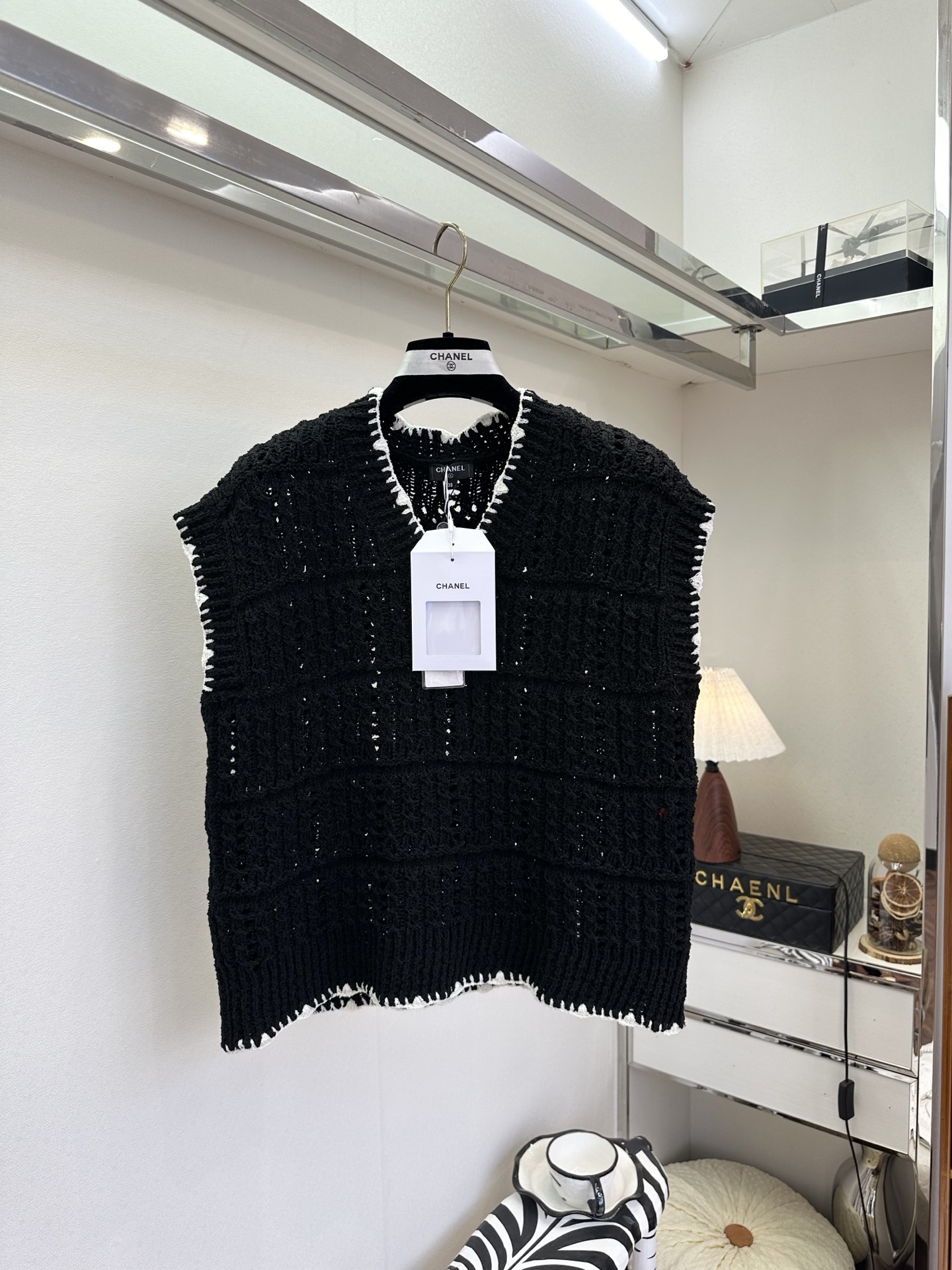 26S 小香早春最新品 松弛感拉满的针织马甲，镂空肌理自带呼吸感，黑白撞色边勾勒利落线条，是衣橱里永不过