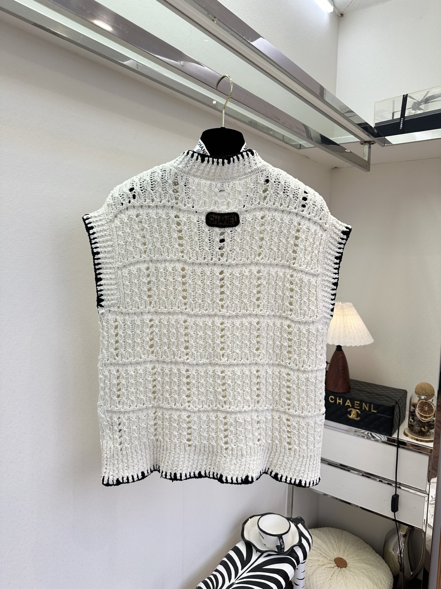 26S 小香早春最新品 松弛感拉满的针织马甲，镂空肌理自带呼吸感，黑白撞色边勾勒利落线条，是衣橱里永不过