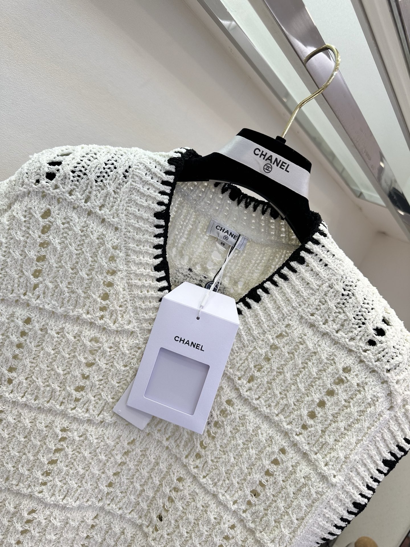 26S 小香早春最新品 松弛感拉满的针织马甲，镂空肌理自带呼吸感，黑白撞色边勾勒利落线条，是衣橱里永不过