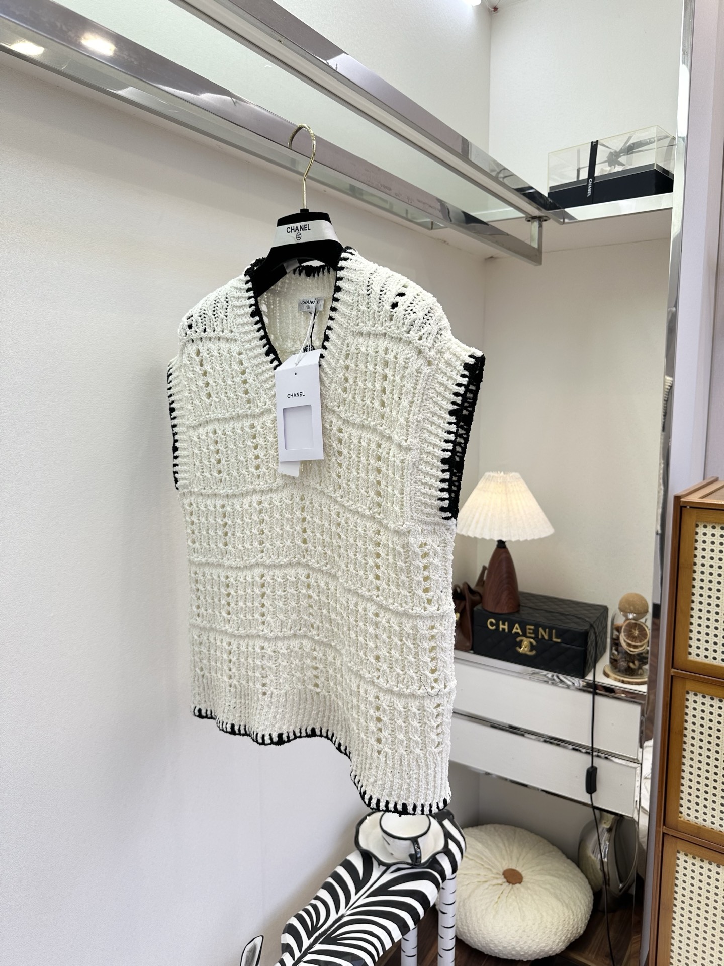 26S 小香早春最新品 松弛感拉满的针织马甲，镂空肌理自带呼吸感，黑白撞色边勾勒利落线条，是衣橱里永不过