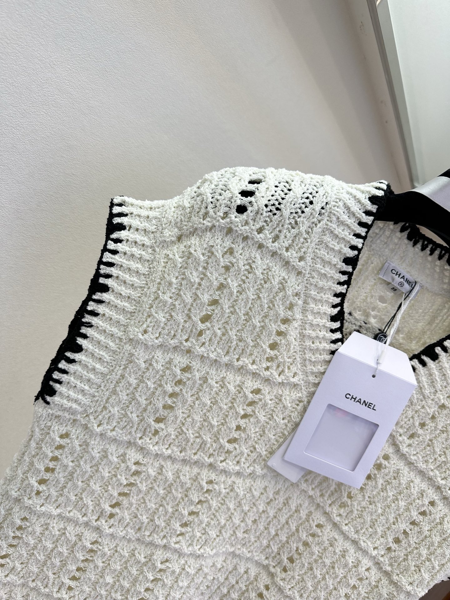 26S 小香早春最新品 松弛感拉满的针织马甲，镂空肌理自带呼吸感，黑白撞色边勾勒利落线条，是衣橱里永不过