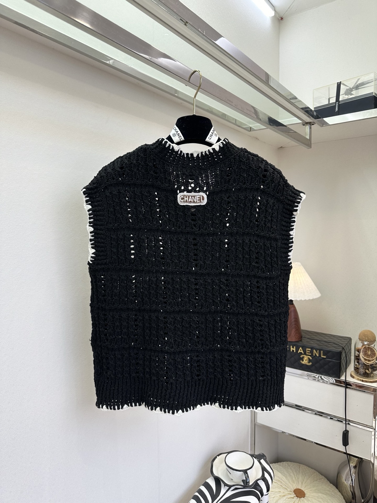 26S 小香早春最新品 松弛感拉满的针织马甲，镂空肌理自带呼吸感，黑白撞色边勾勒利落线条，是衣橱里永不过