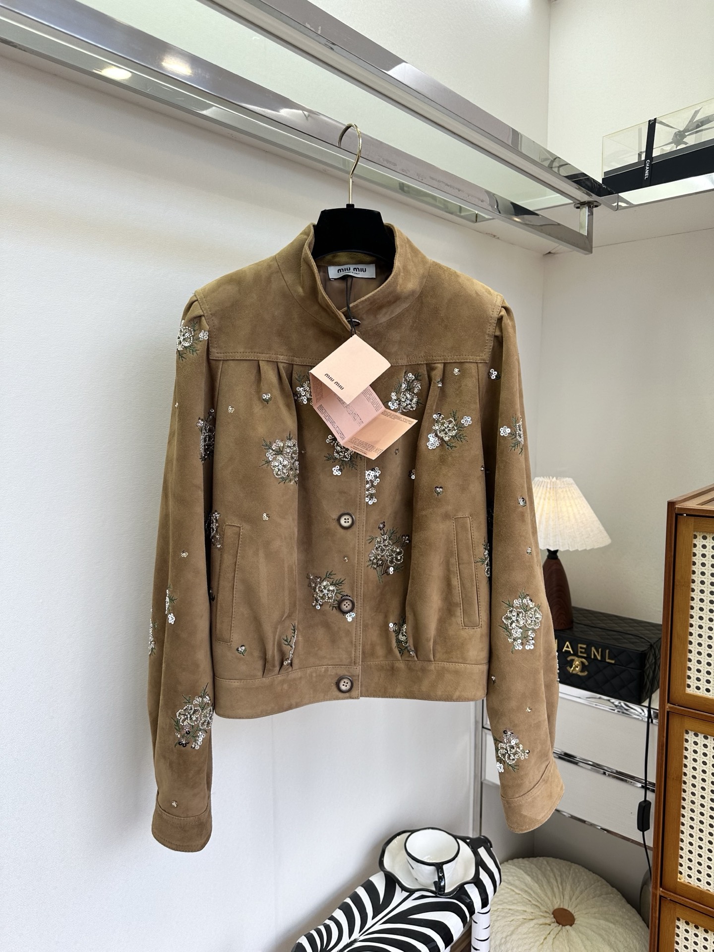 NO:755301,26S's heavy debut in early spring is still very cool. It outlines a neat silhouette with a retro stand-up collar design. The chest and cuffs are decorated with hand-embroidered flowers and sequins, like a spring garden blooming quietly on the body, shining with the flow of light and shadow. Imported cashmere has a soft and waxy touch that fits the skin, is high-end but not heavy. Whether it is paired with high-waisted jeans for a French street style or an inner dress for an elegant and airy look, it can make you feel full of atmosphere. Jacket  ●SIZE s m l●, Miu Miu-clothing,skirts,jeans,jackets & coats,sheepskin,1986090926S 早春的重磅首发 依旧很缪 以复古立领设计勾勒利落轮廓,胸前与袖口缀满手工刺绣小花与亮片,如春日花园悄然绽放于衣身,随光影流转熠熠生辉.进口羊皮绒 柔糯触感贴合肌肤,高级而不厚重,无论是搭配高腰牛仔裤的法式街头风,还是内搭连衣裙演绎优雅通风,都能让你把氛围感拉满 外套 ●SIZE s m l●,缪缪-服装,skirts,jeans,jackets & coats,sheepskin,,Women's clothing