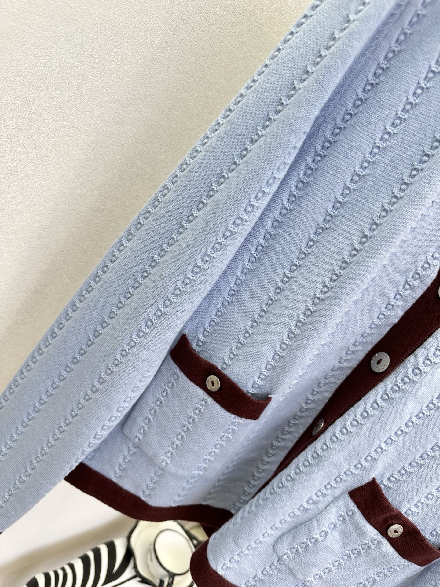 26S 解锁早春氛围感穿搭✨ 软糯绞花肌理自带质感，V领撞色设计显瘦又提气，通勤约会皆可的气质款²。 ●