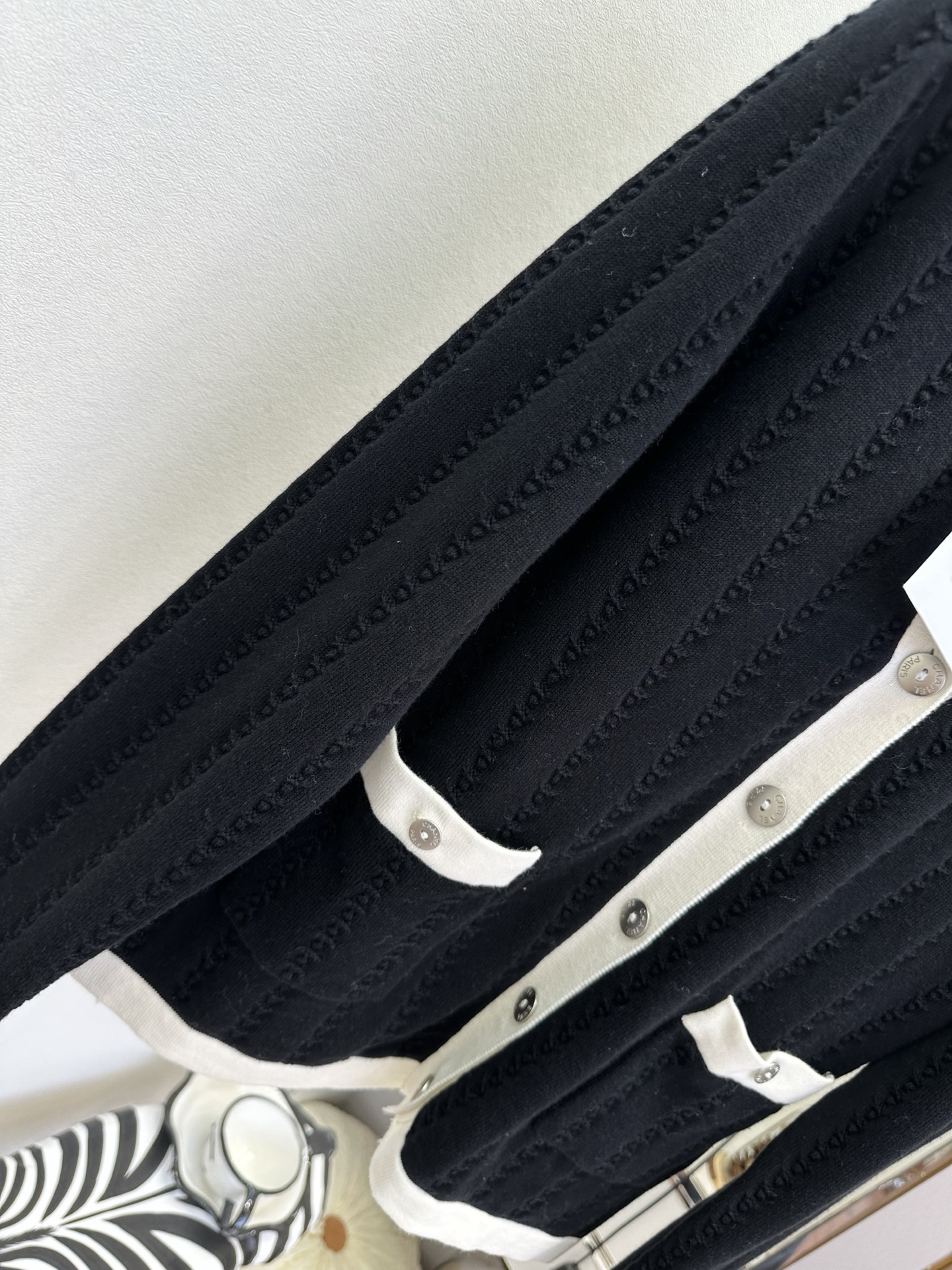 26S 解锁早春氛围感穿搭✨ 软糯绞花肌理自带质感，V领撞色设计显瘦又提气，通勤约会皆可的气质款²。 ●