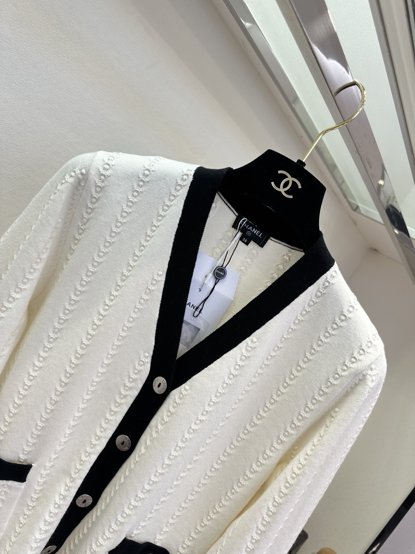 26S 解锁早春氛围感穿搭✨ 软糯绞花肌理自带质感，V领撞色设计显瘦又提气，通勤约会皆可的气质款²。 ●