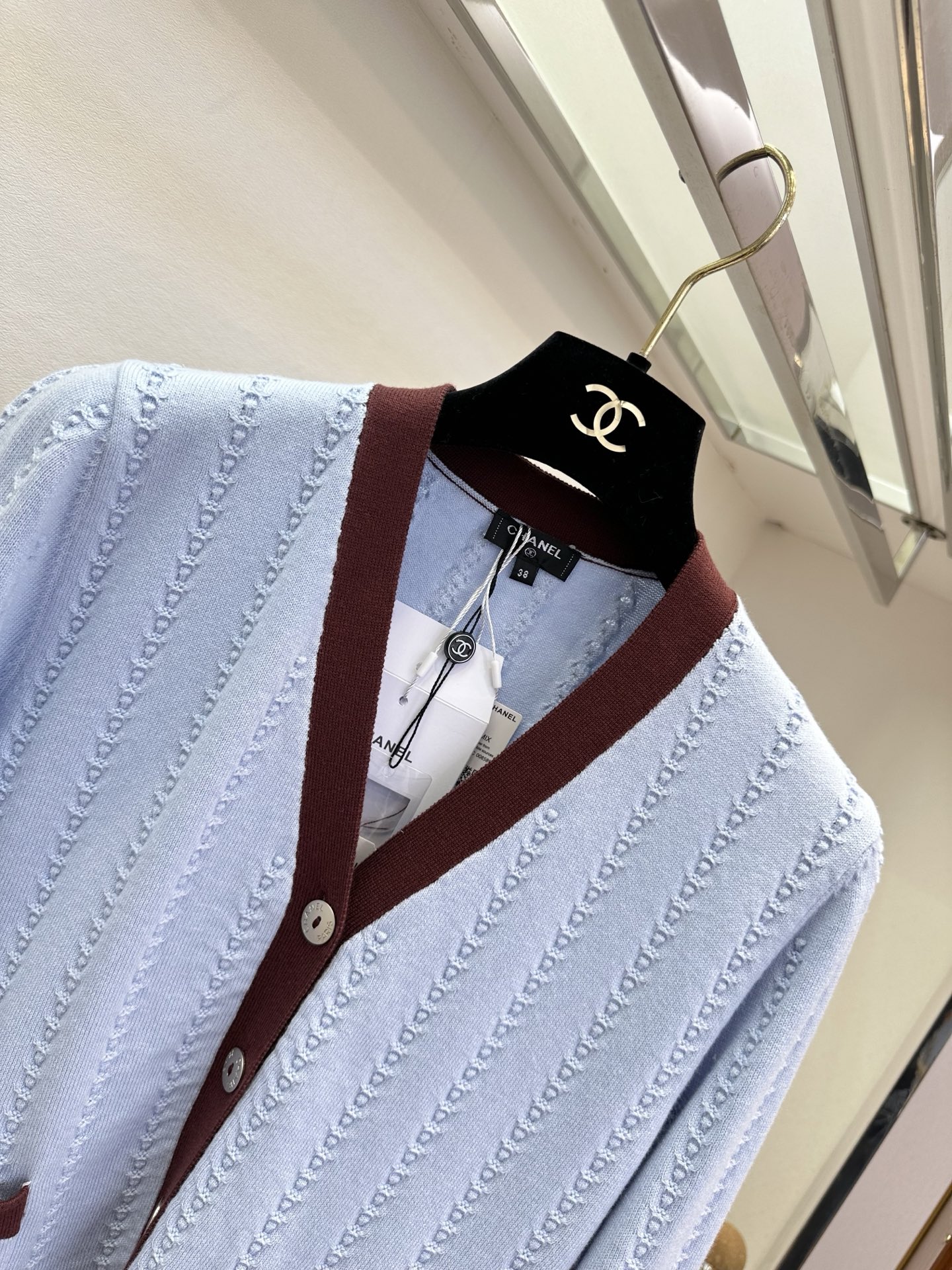 26S 解锁早春氛围感穿搭✨ 软糯绞花肌理自带质感，V领撞色设计显瘦又提气，通勤约会皆可的气质款²。 ●