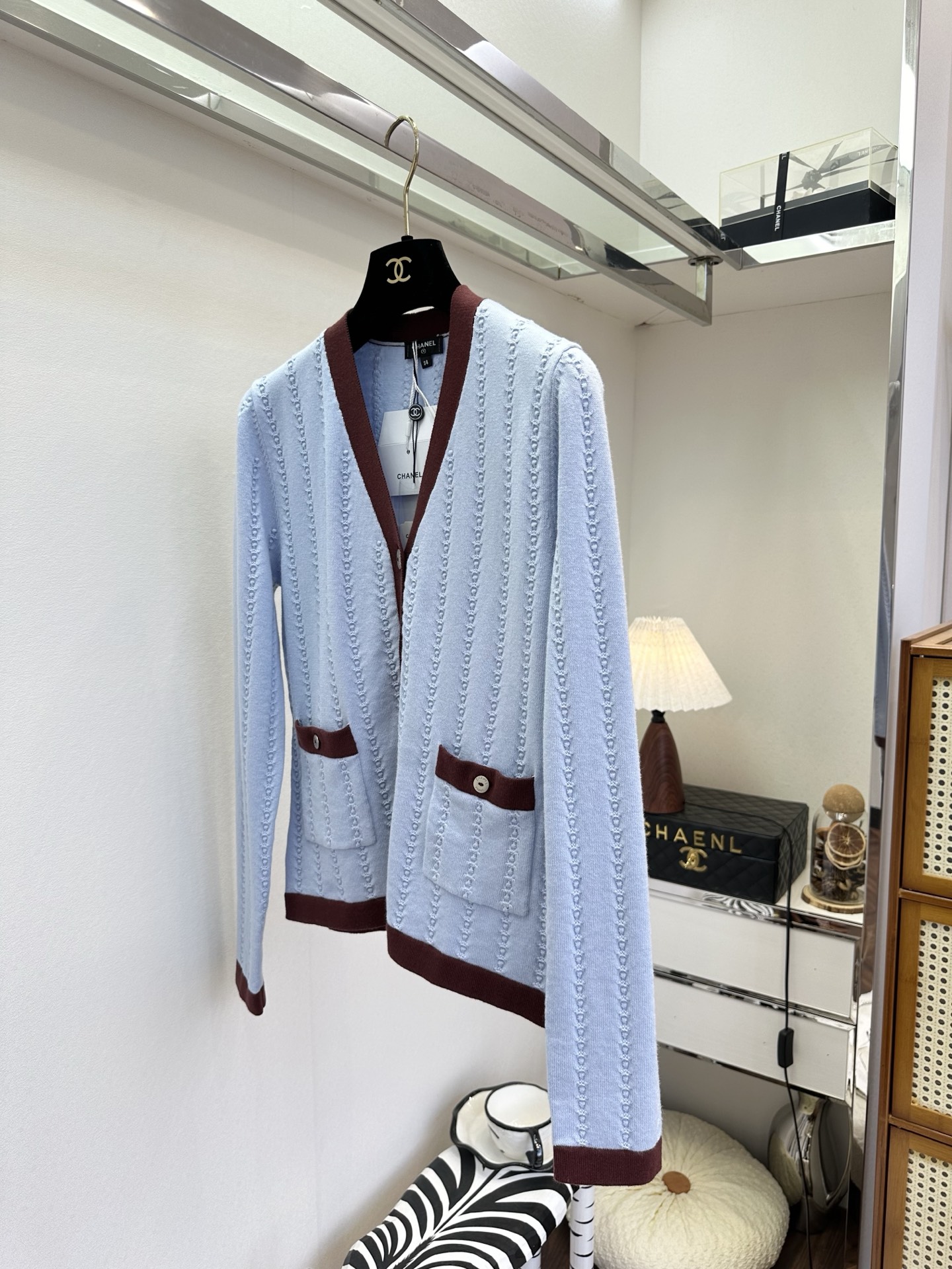 26S 解锁早春氛围感穿搭✨ 软糯绞花肌理自带质感，V领撞色设计显瘦又提气，通勤约会皆可的气质款²。 ●