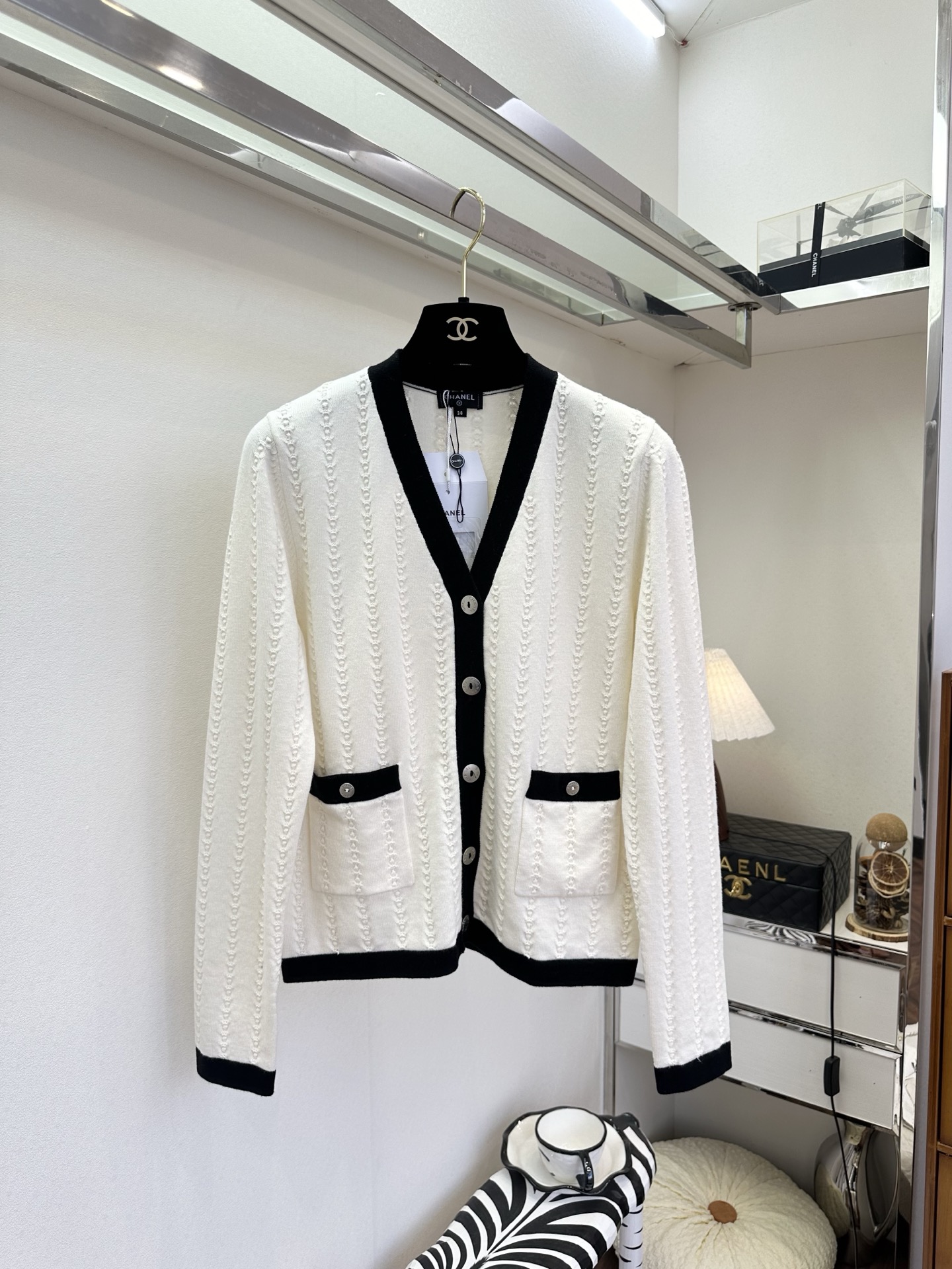 NO:722511,26S unlocks the atmosphere of early spring. The soft and waxy cable texture has its own texture, and the V-neck contrasting color design makes it slim and uplifting. It is a stylish style that can be used for commuting and dating. ●SIZE s m l●, Chanel-clothing, chanel,1986090926S 解锁早春氛围感穿搭 软糯绞花肌理自带质感,V领撞色设计显瘦又提气,通勤约会皆可的气质款. ●SIZE s m l●,香奈儿-服装,chanel,,Women's clothing