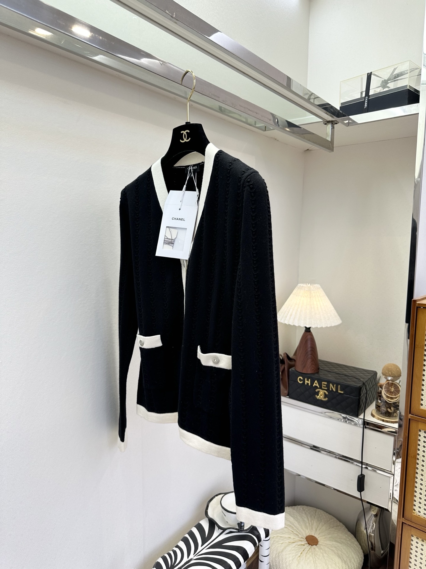 26S 解锁早春氛围感穿搭✨ 软糯绞花肌理自带质感，V领撞色设计显瘦又提气，通勤约会皆可的气质款²。 ●