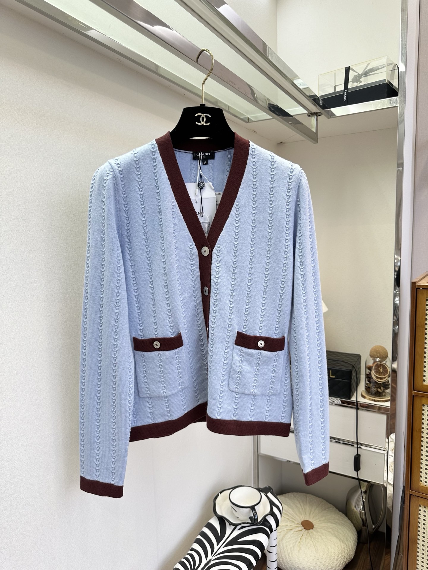 26S 解锁早春氛围感穿搭✨ 软糯绞花肌理自带质感，V领撞色设计显瘦又提气，通勤约会皆可的气质款²。 ●