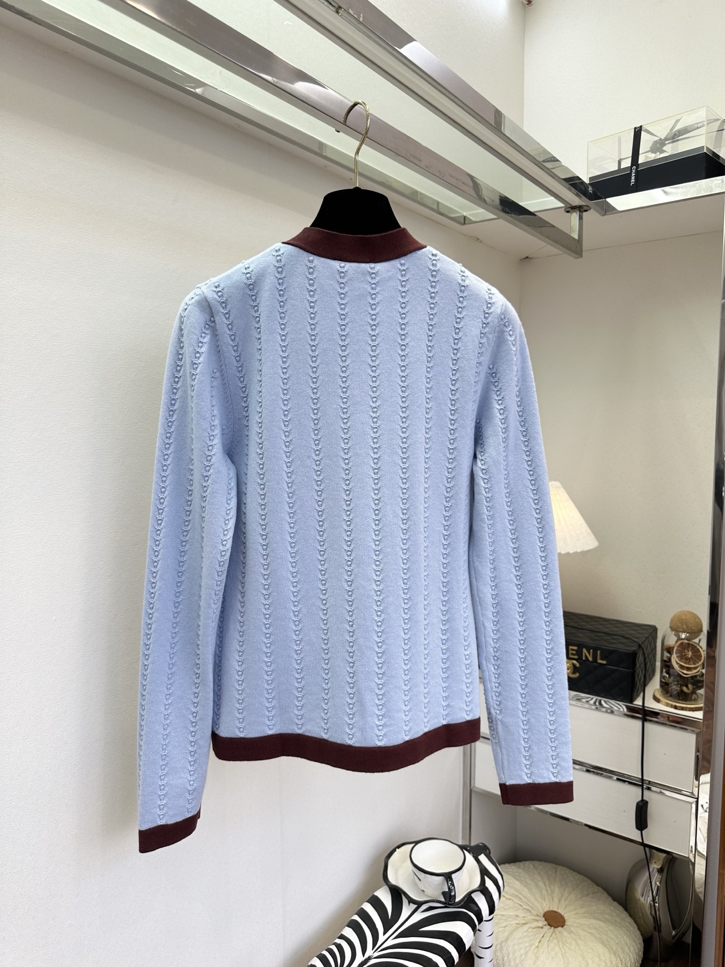 26S 解锁早春氛围感穿搭✨ 软糯绞花肌理自带质感，V领撞色设计显瘦又提气，通勤约会皆可的气质款²。 ●