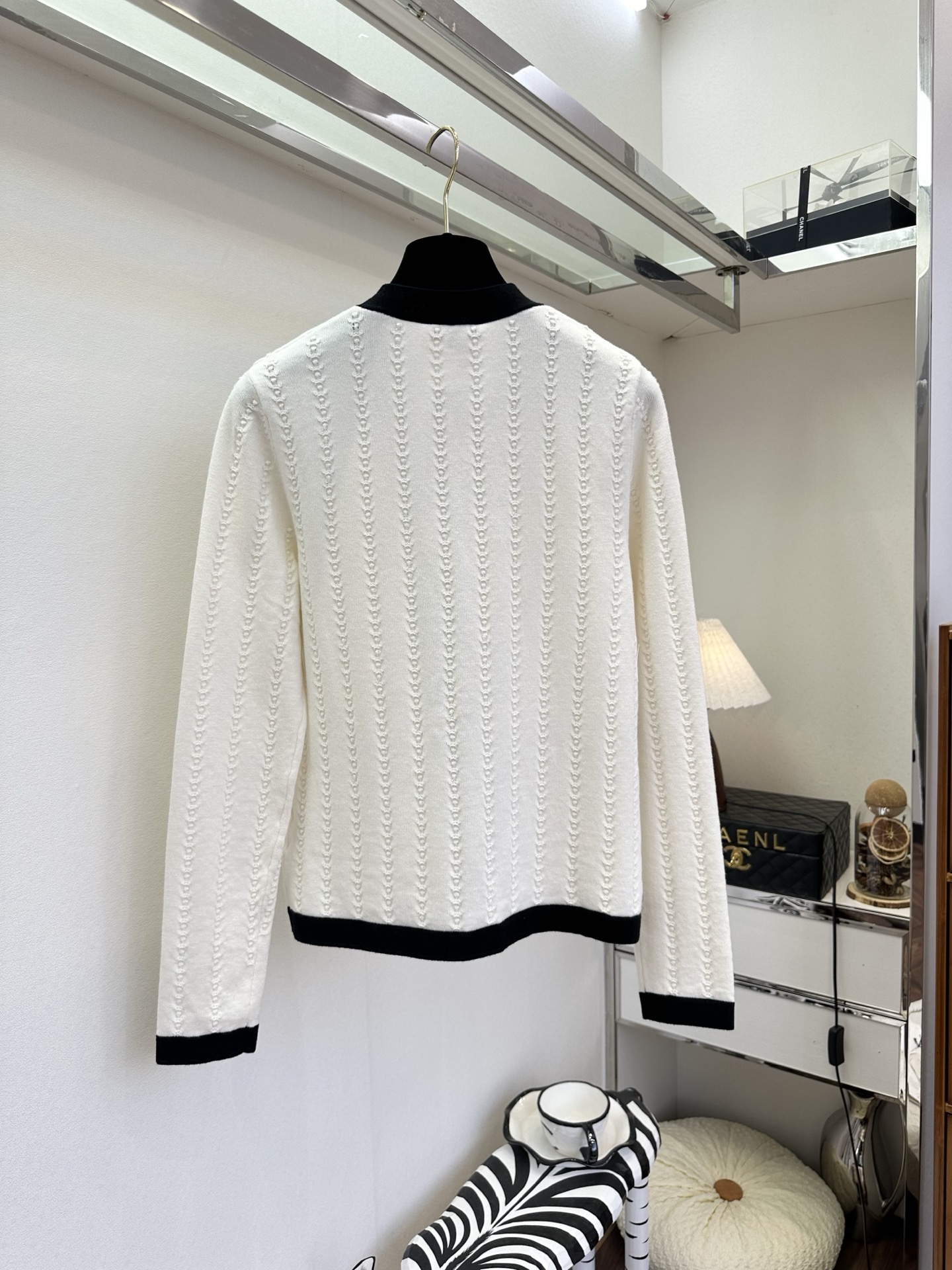 26S 解锁早春氛围感穿搭✨ 软糯绞花肌理自带质感，V领撞色设计显瘦又提气，通勤约会皆可的气质款²。 ●