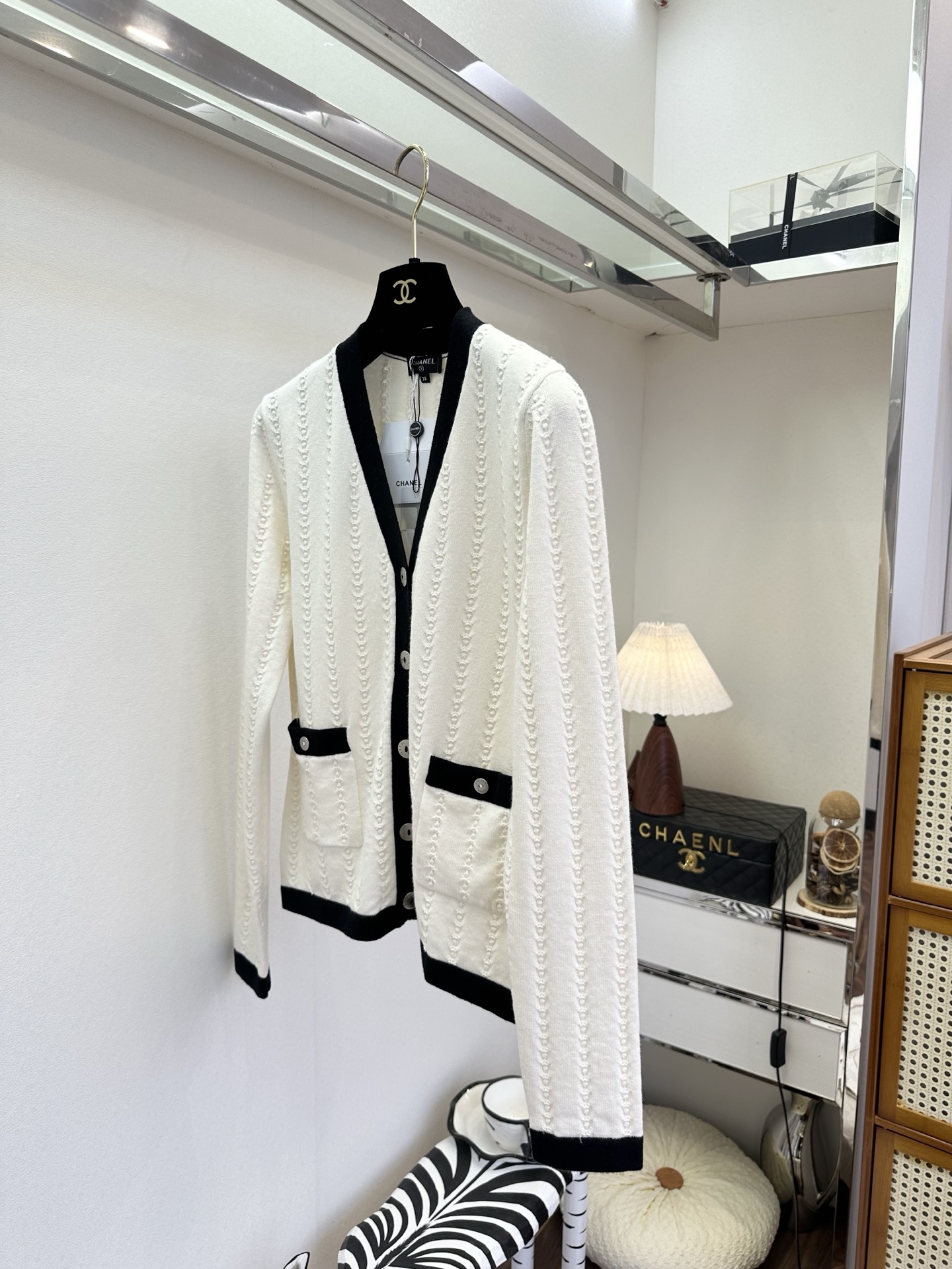 26S 解锁早春氛围感穿搭✨ 软糯绞花肌理自带质感，V领撞色设计显瘦又提气，通勤约会皆可的气质款²。 ●