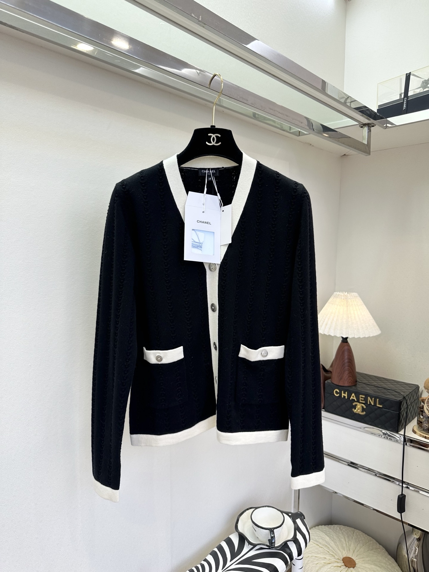 26S 解锁早春氛围感穿搭✨ 软糯绞花肌理自带质感，V领撞色设计显瘦又提气，通勤约会皆可的气质款²。 ●