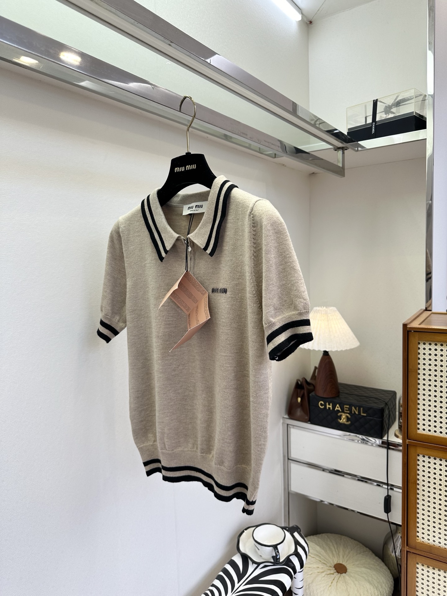 26S 缪系女孩看过来 早春最新品浅卡其针织polo，黑条纹撞色细节，自带松弛感与复古腔调，是衣橱里永不