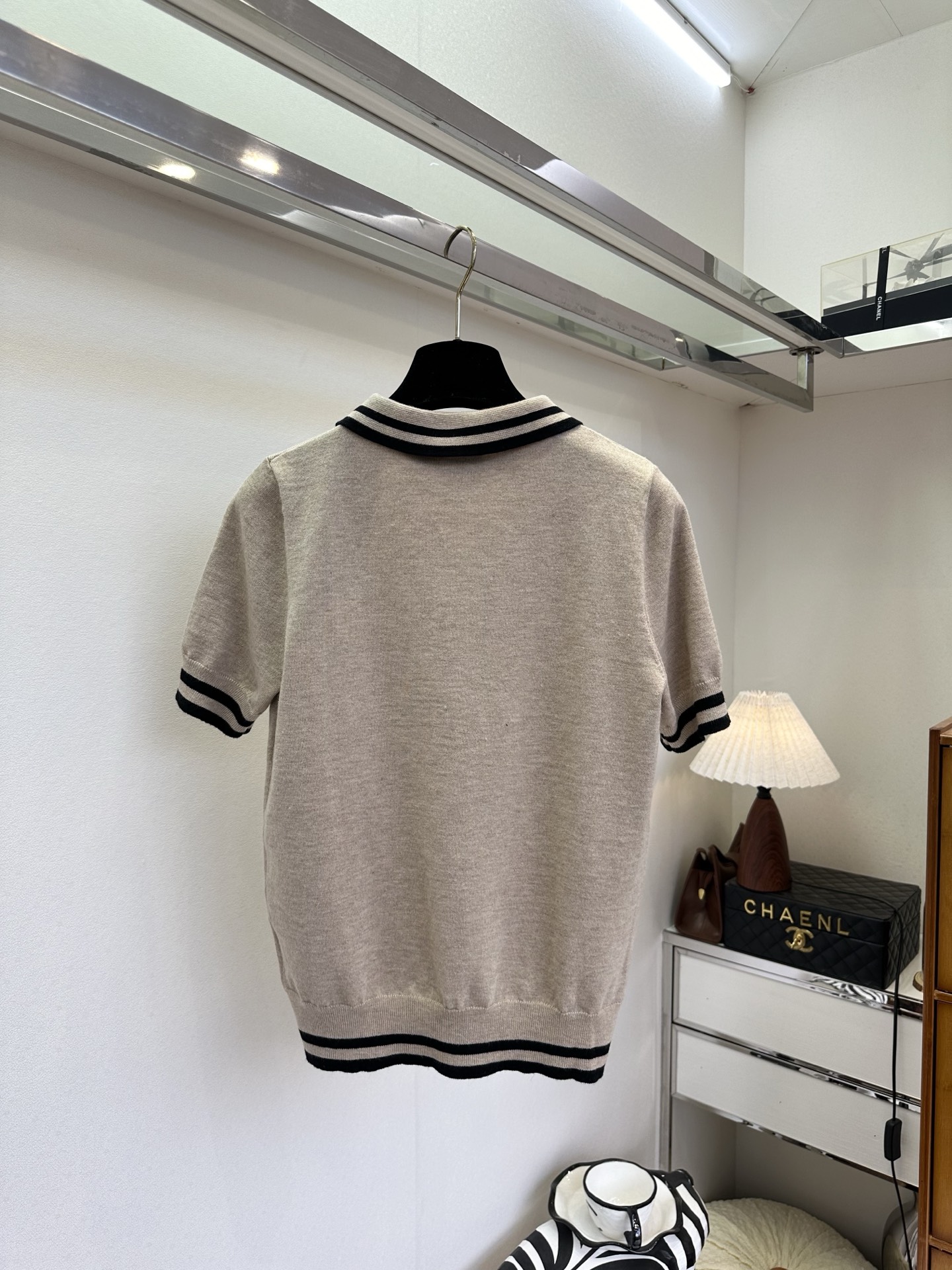 26S 缪系女孩看过来 早春最新品浅卡其针织polo，黑条纹撞色细节，自带松弛感与复古腔调，是衣橱里永不