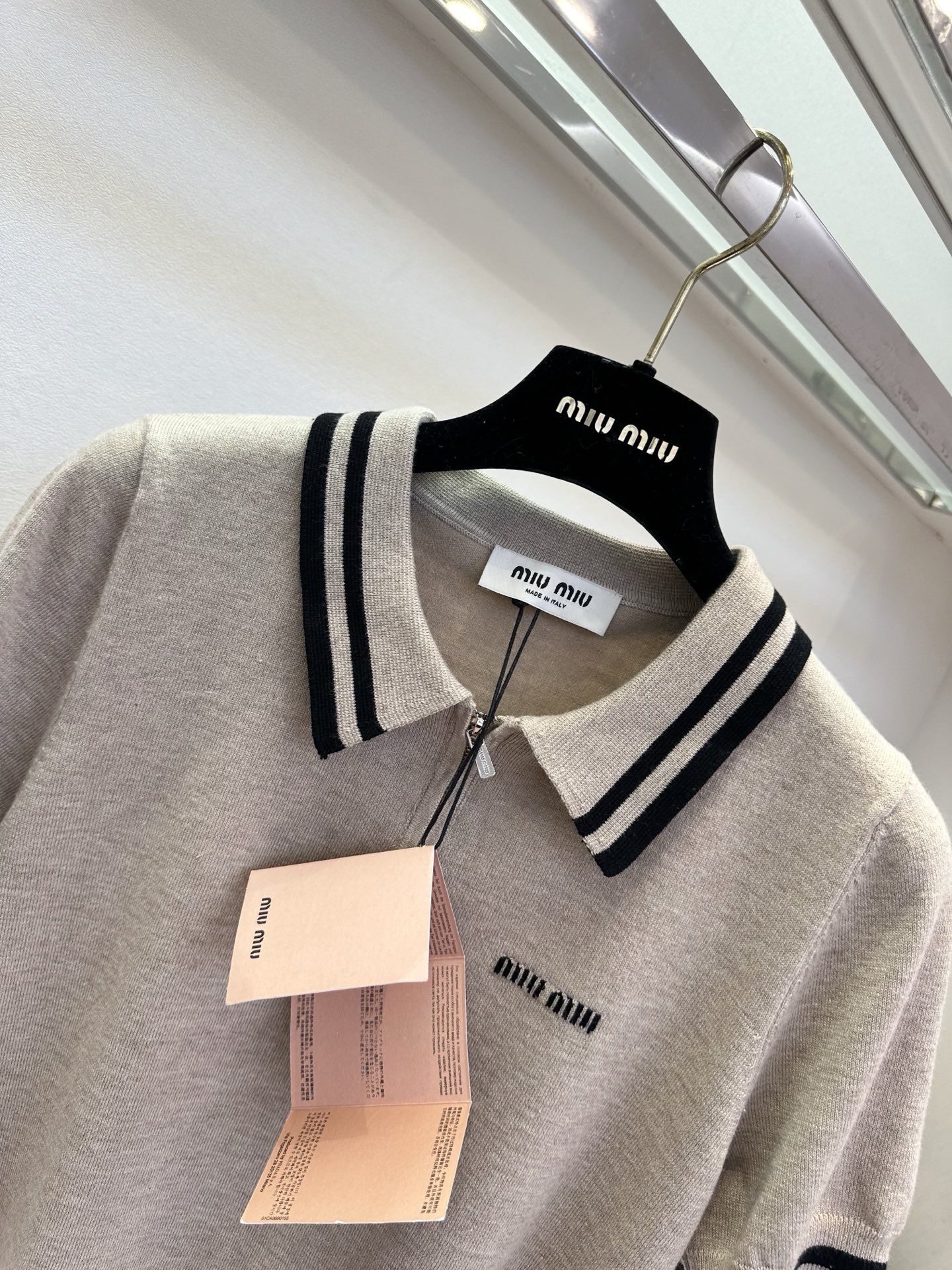 26S 缪系女孩看过来 早春最新品浅卡其针织polo，黑条纹撞色细节，自带松弛感与复古腔调，是衣橱里永不