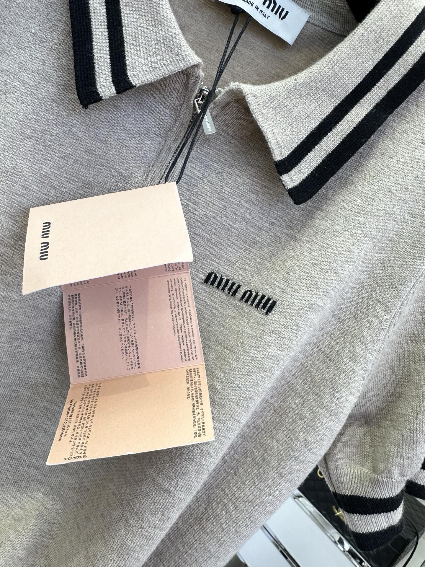 26S 缪系女孩看过来 早春最新品浅卡其针织polo，黑条纹撞色细节，自带松弛感与复古腔调，是衣橱里永不