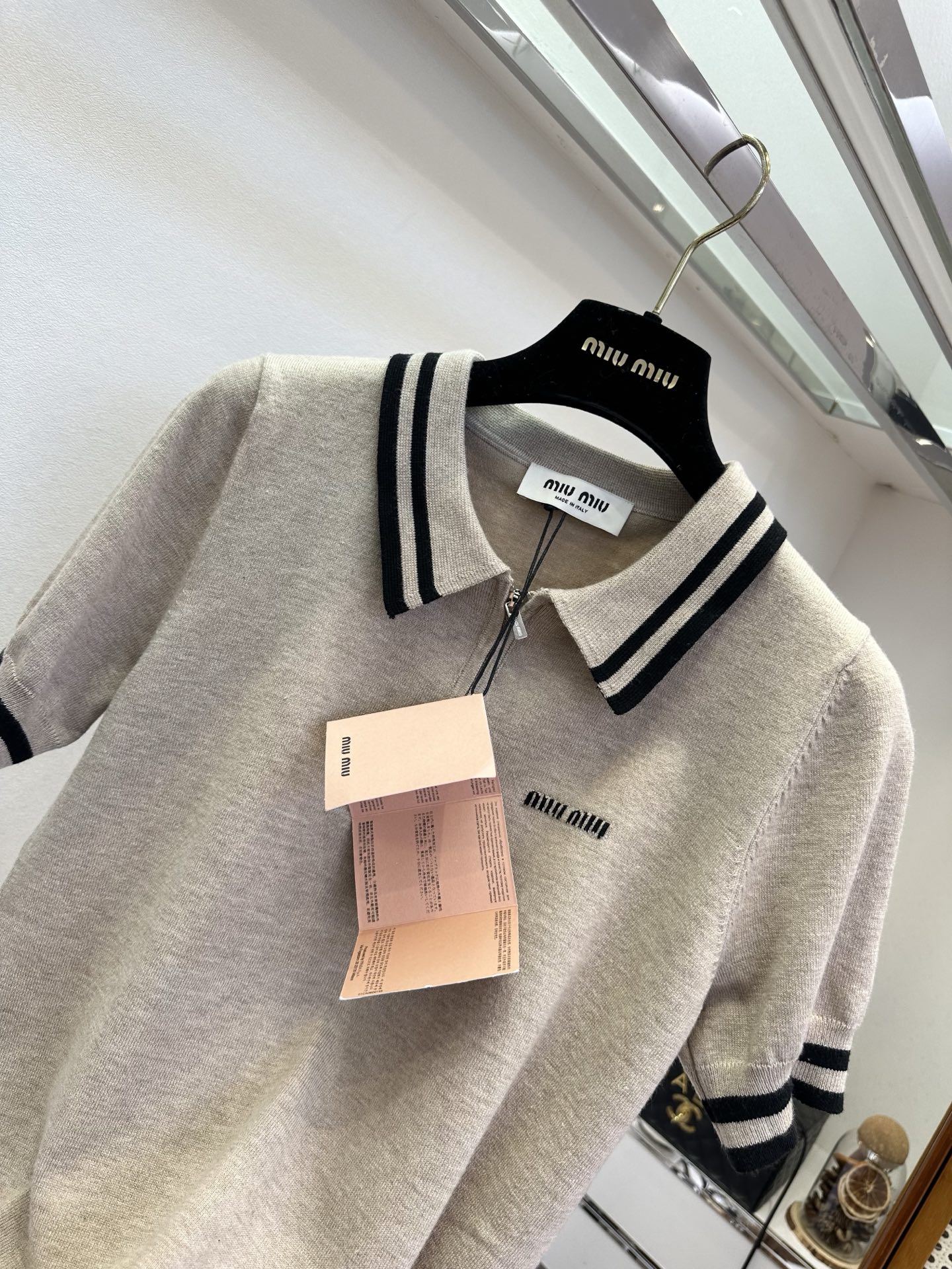 26S 缪系女孩看过来 早春最新品浅卡其针织polo，黑条纹撞色细节，自带松弛感与复古腔调，是衣橱里永不