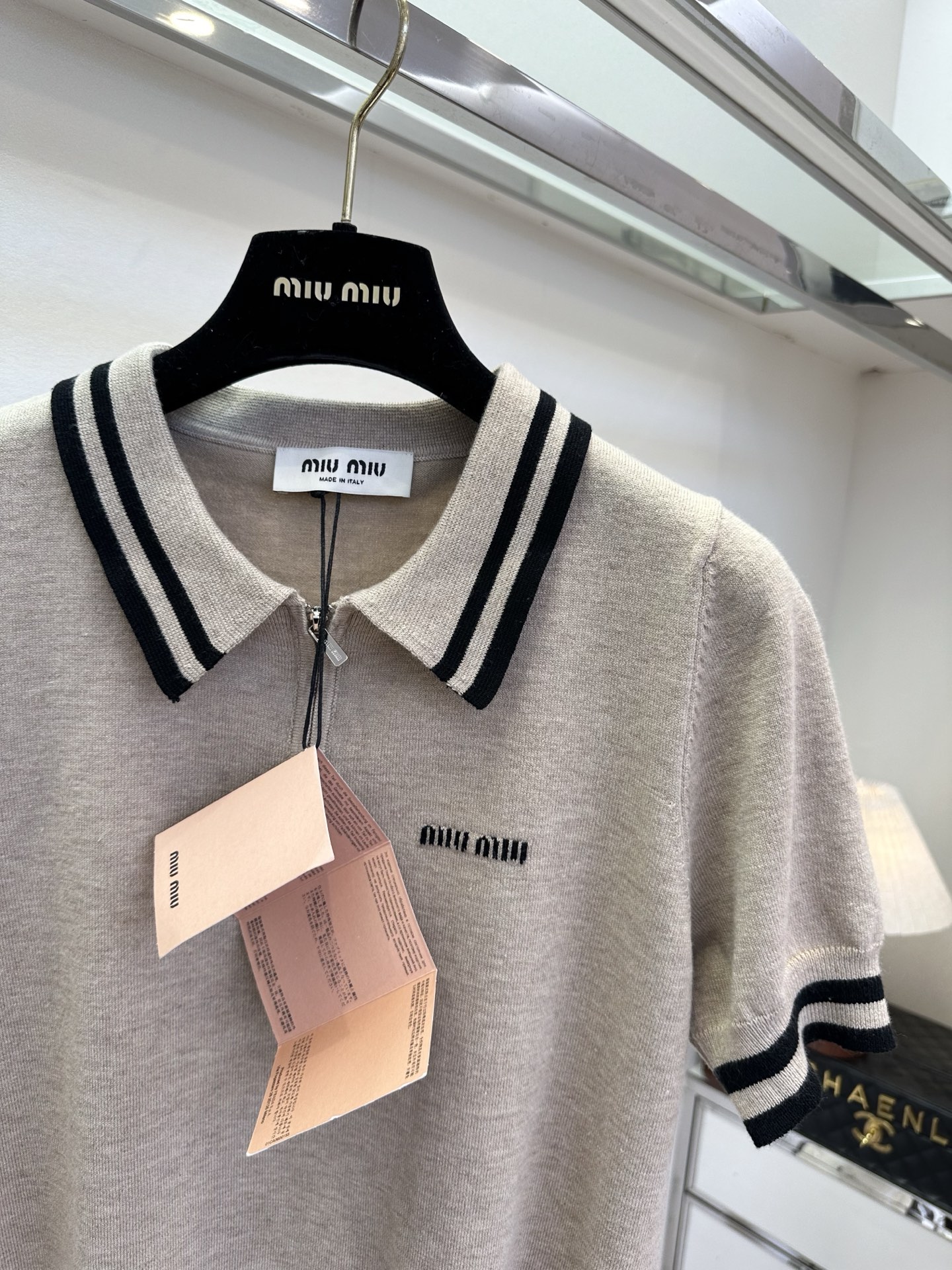 26S 缪系女孩看过来 早春最新品浅卡其针织polo，黑条纹撞色细节，自带松弛感与复古腔调，是衣橱里永不